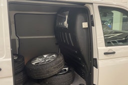 valkoinen Volkswagen Transporter 2017 kuva 15.