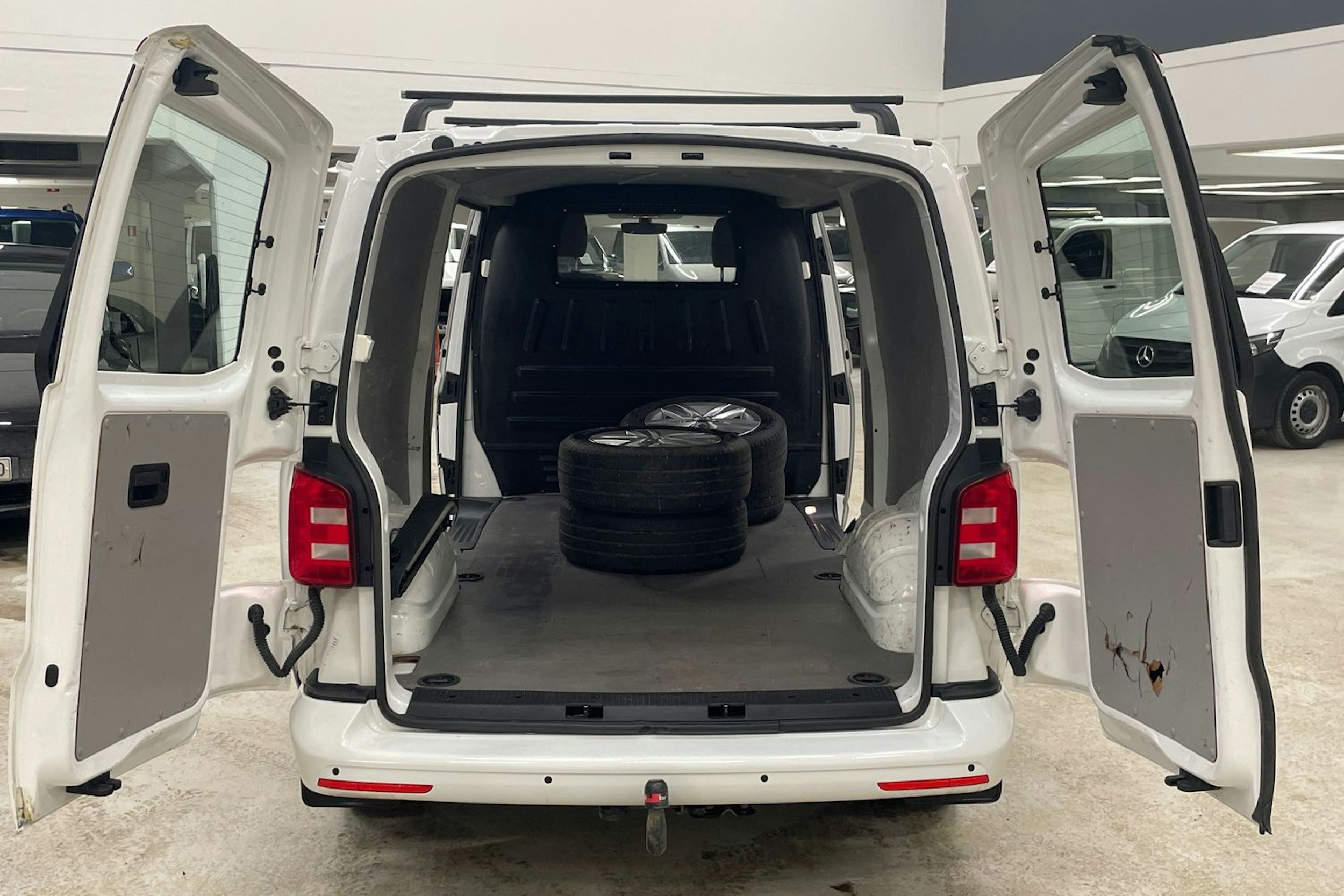 valkoinen Volkswagen Transporter 2017 kuva 16.