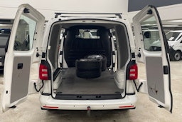 valkoinen Volkswagen Transporter 2017 kuva 16.