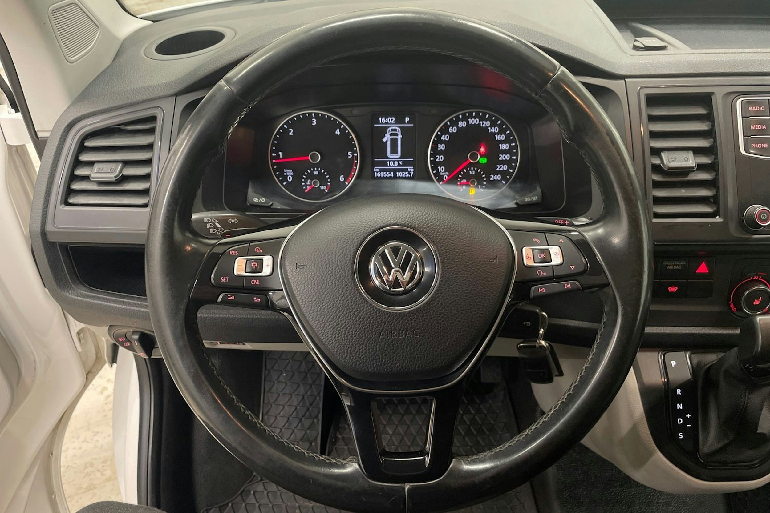 valkoinen Volkswagen Transporter 2017 kuva 19.