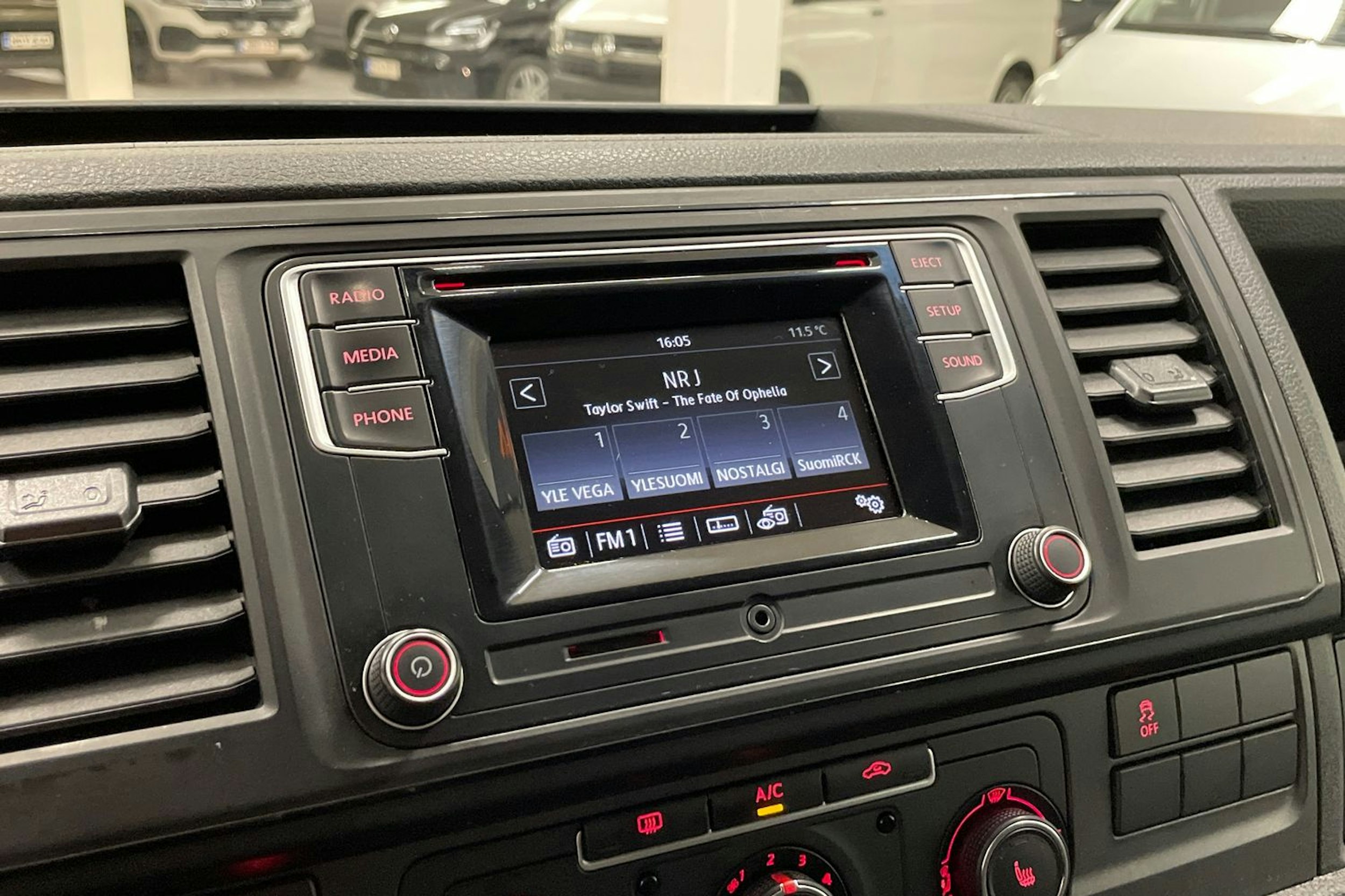 valkoinen Volkswagen Transporter 2017 kuva 23.