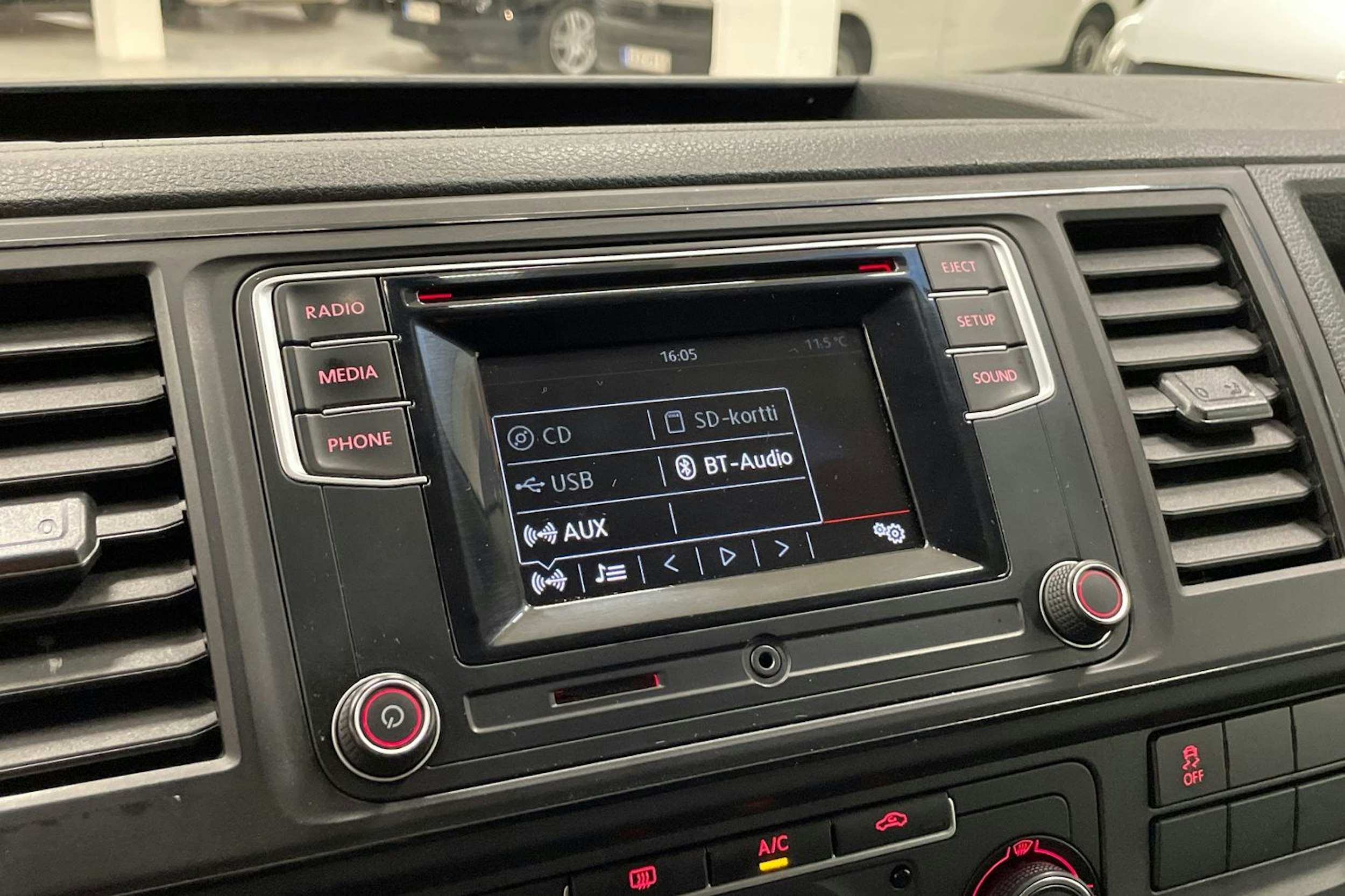 valkoinen Volkswagen Transporter 2017 kuva 24.