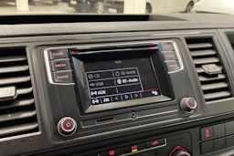 valkoinen Volkswagen Transporter 2017 kuva 24.