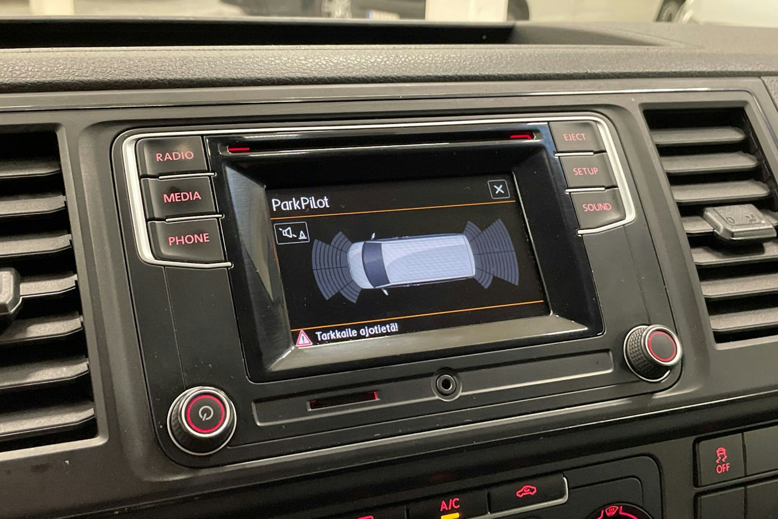 valkoinen Volkswagen Transporter 2017 kuva 26.