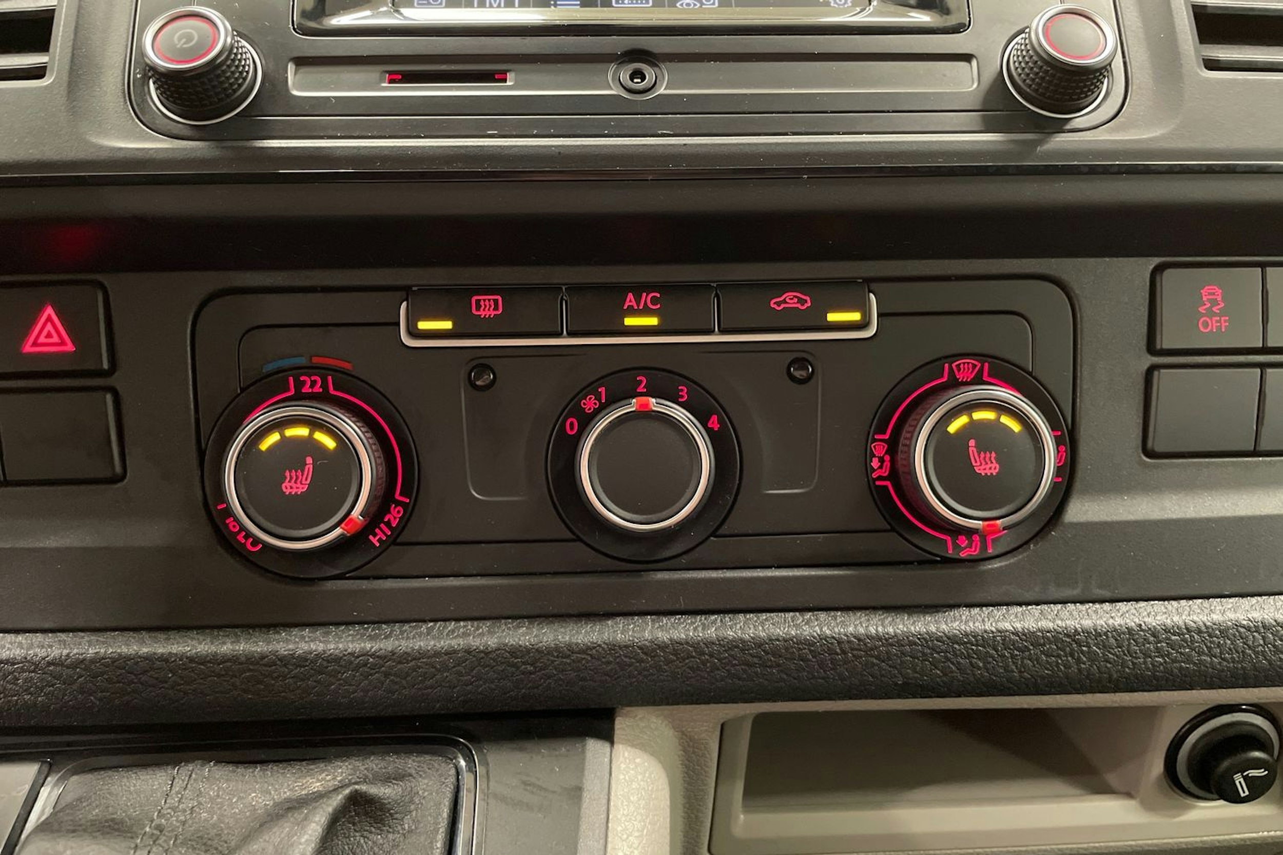 valkoinen Volkswagen Transporter 2017 kuva 27.