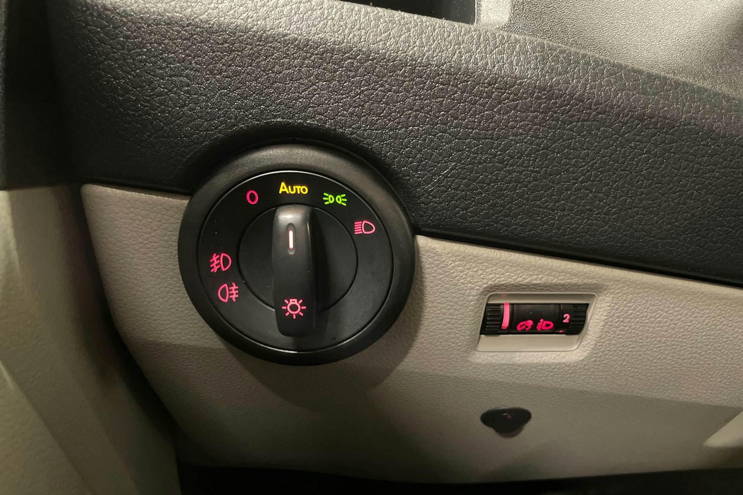 valkoinen Volkswagen Transporter 2017 kuva 30.