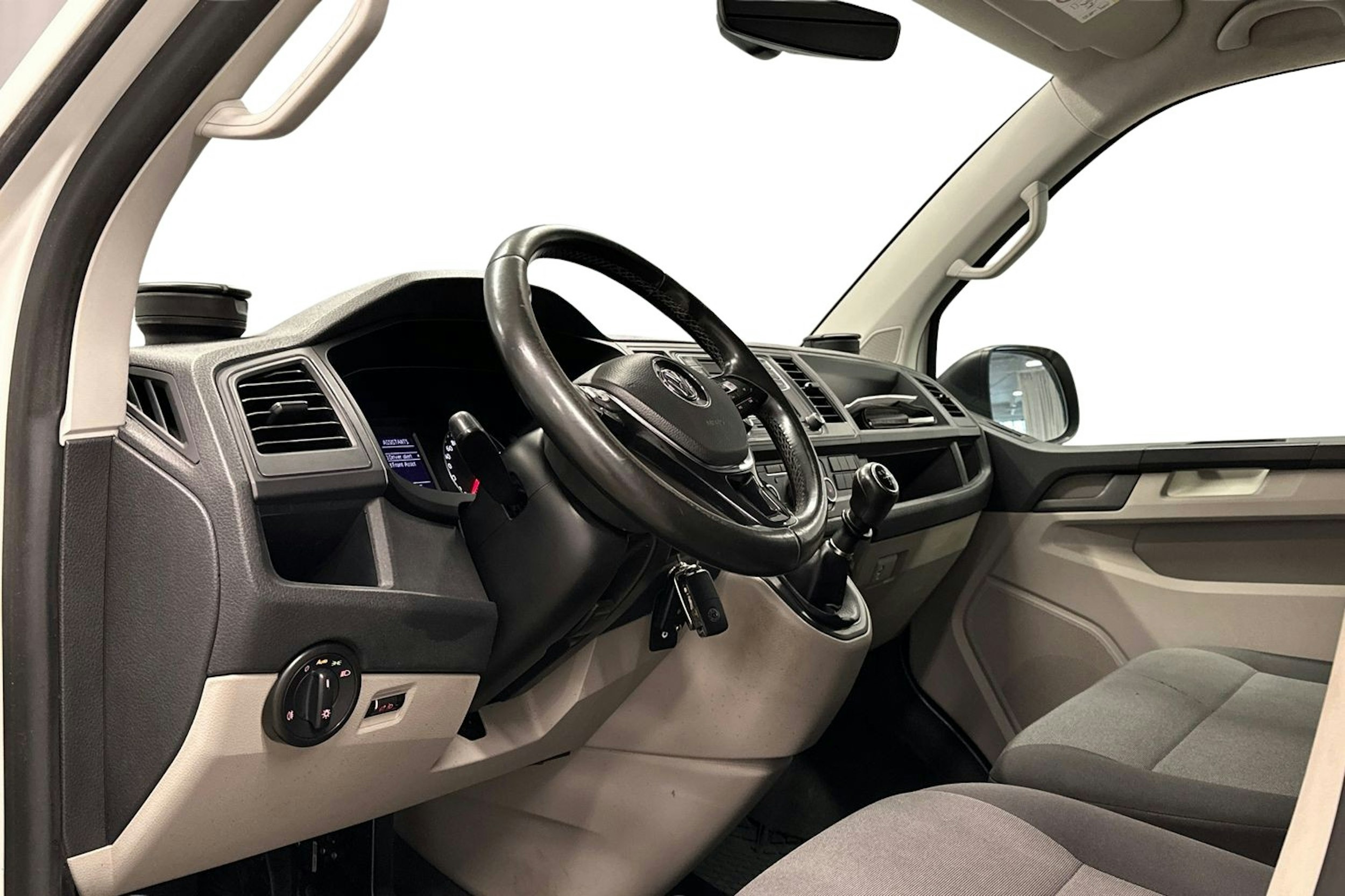 valkoinen Volkswagen Transporter 2018 kuva 6.