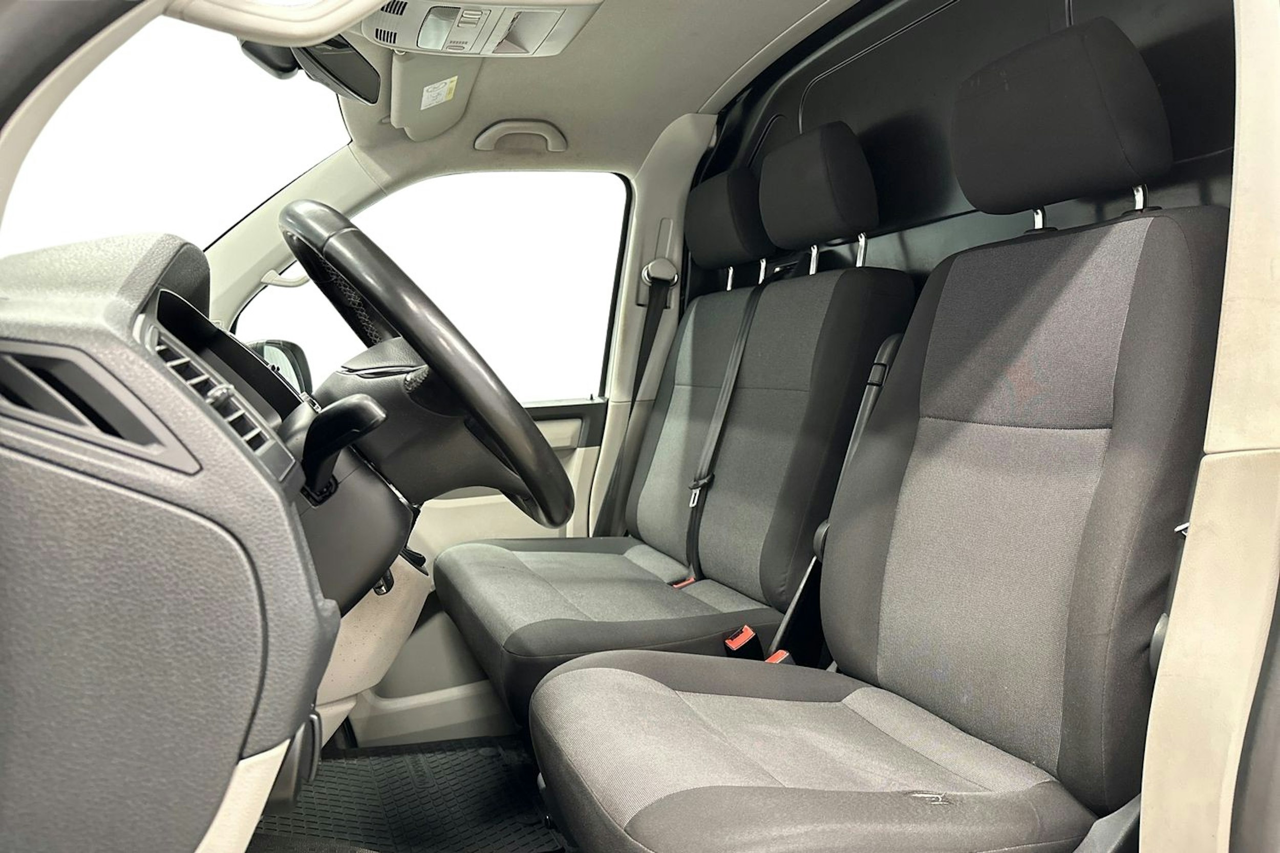 valkoinen Volkswagen Transporter 2018 kuva 8.
