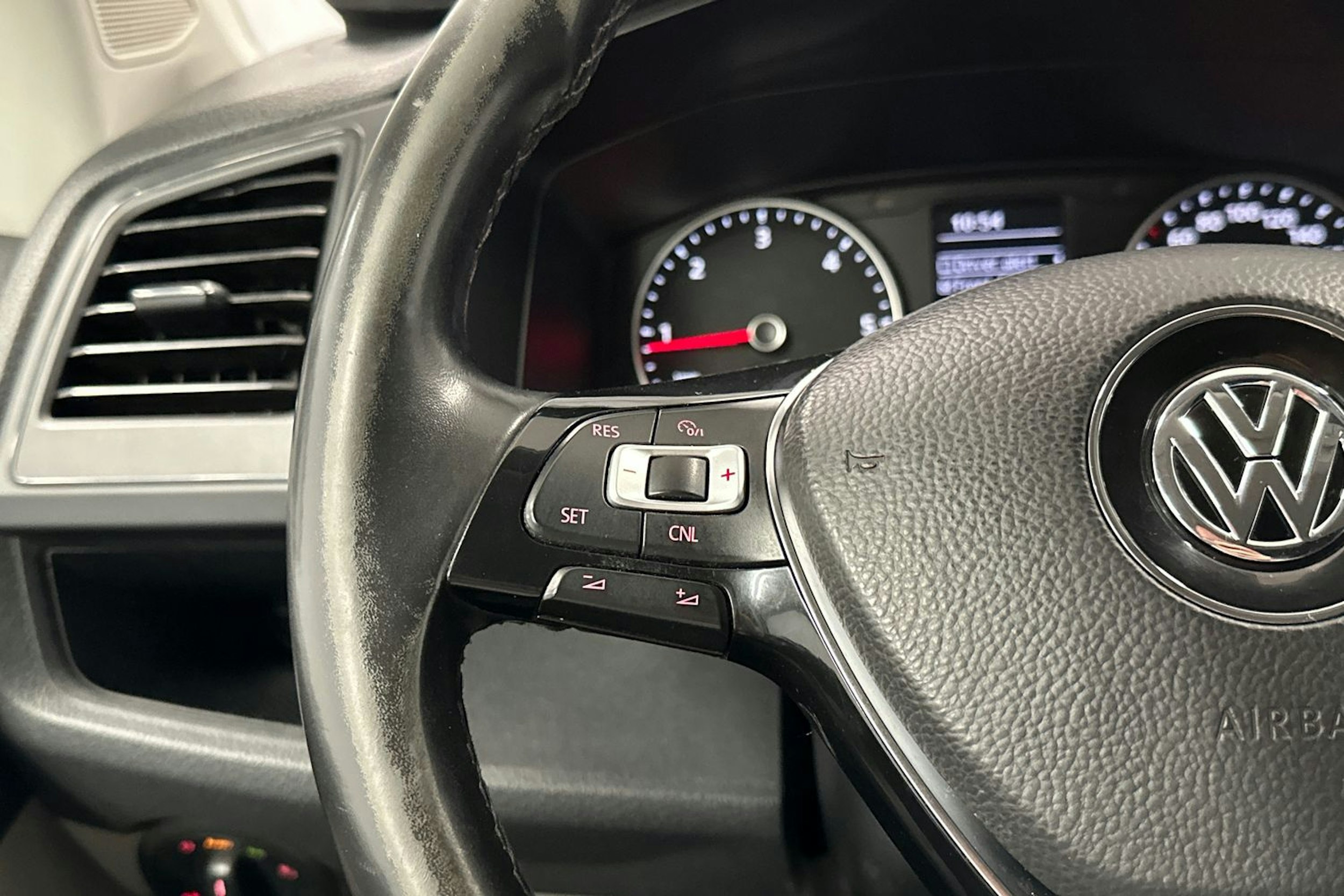 valkoinen Volkswagen Transporter 2018 kuva 10.