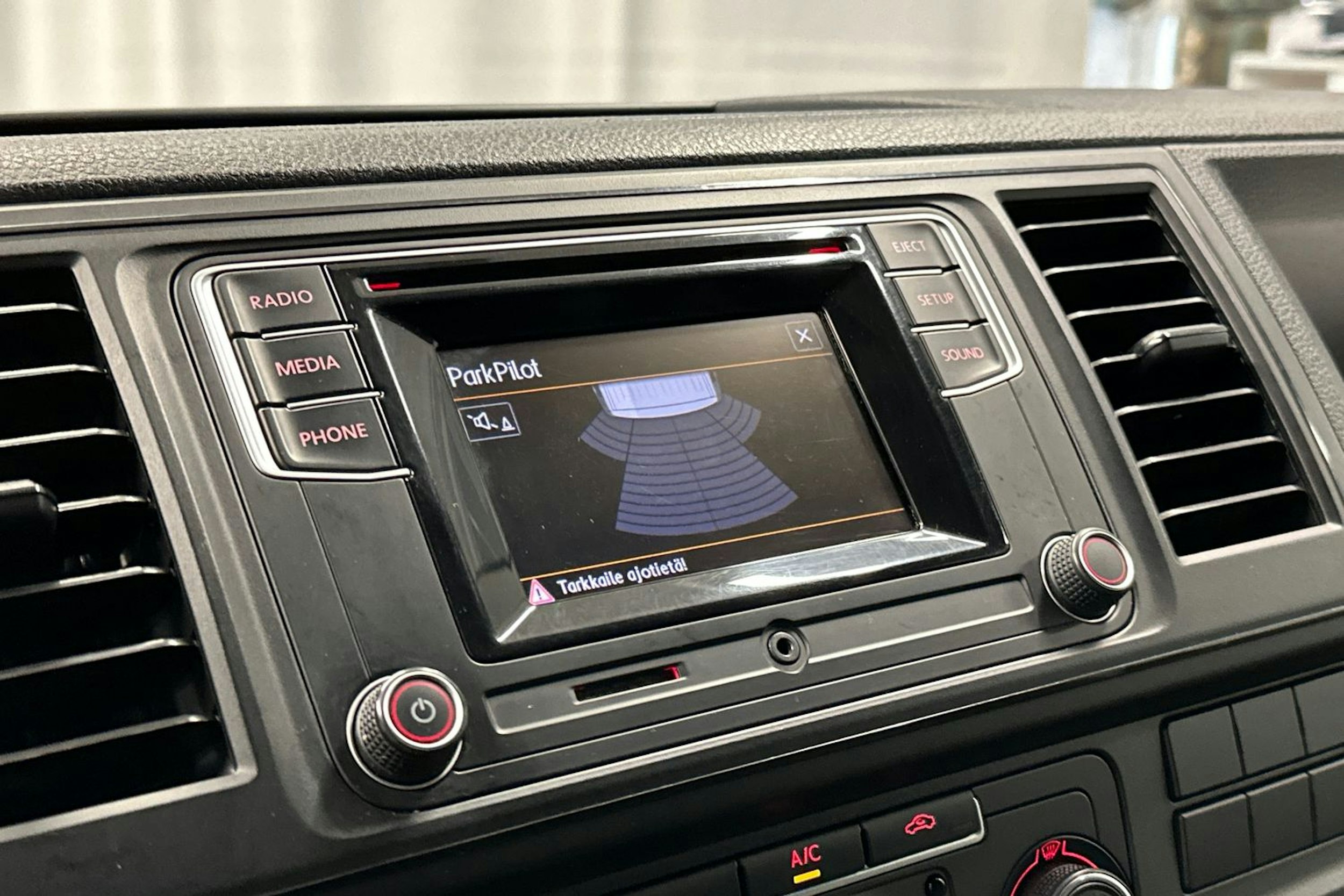 valkoinen Volkswagen Transporter 2018 kuva 13.