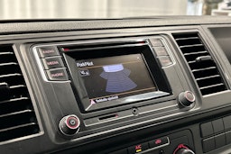 valkoinen Volkswagen Transporter 2018 kuva 13.