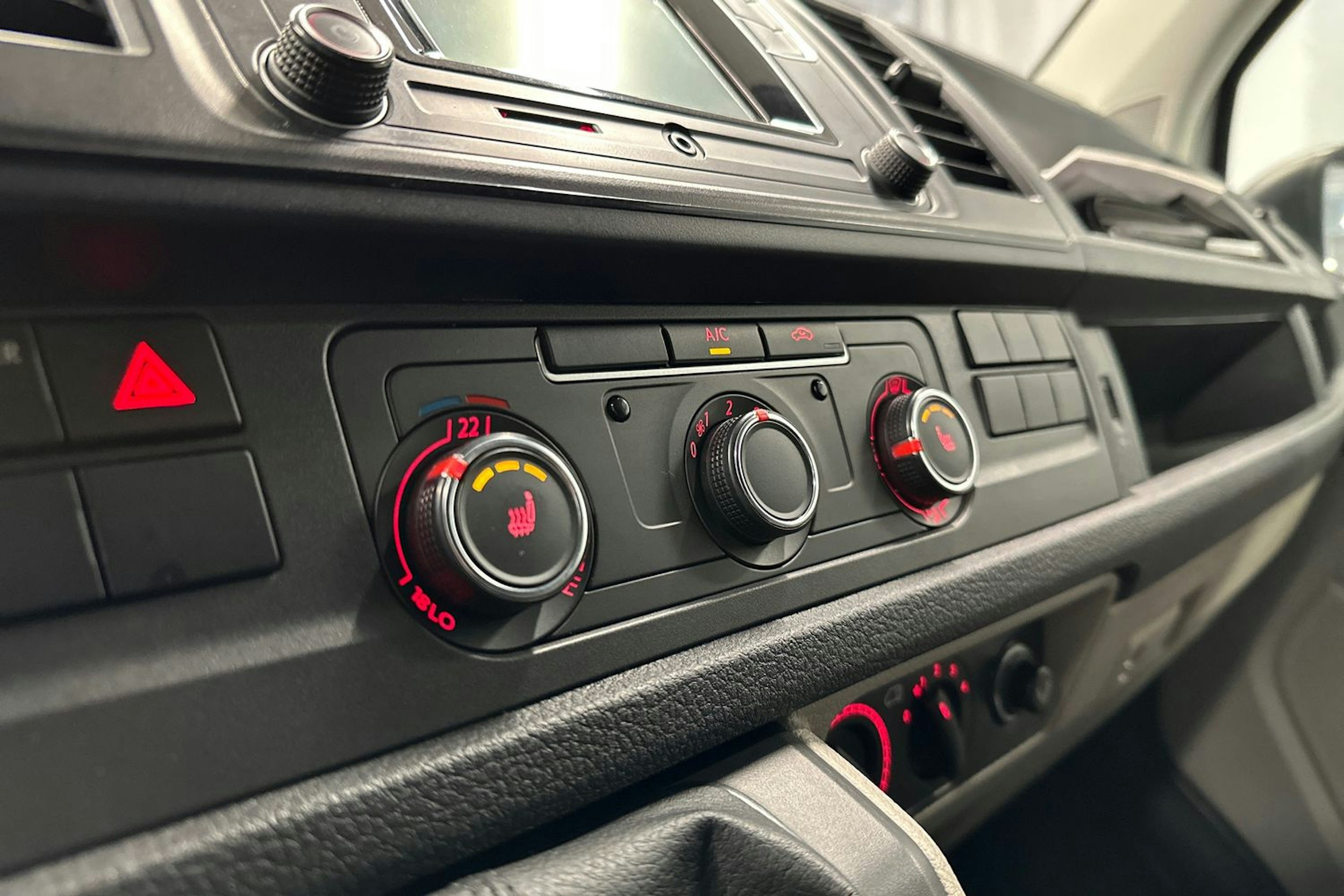 valkoinen Volkswagen Transporter 2018 kuva 14.