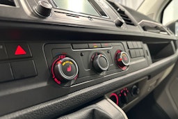 valkoinen Volkswagen Transporter 2018 kuva 14.