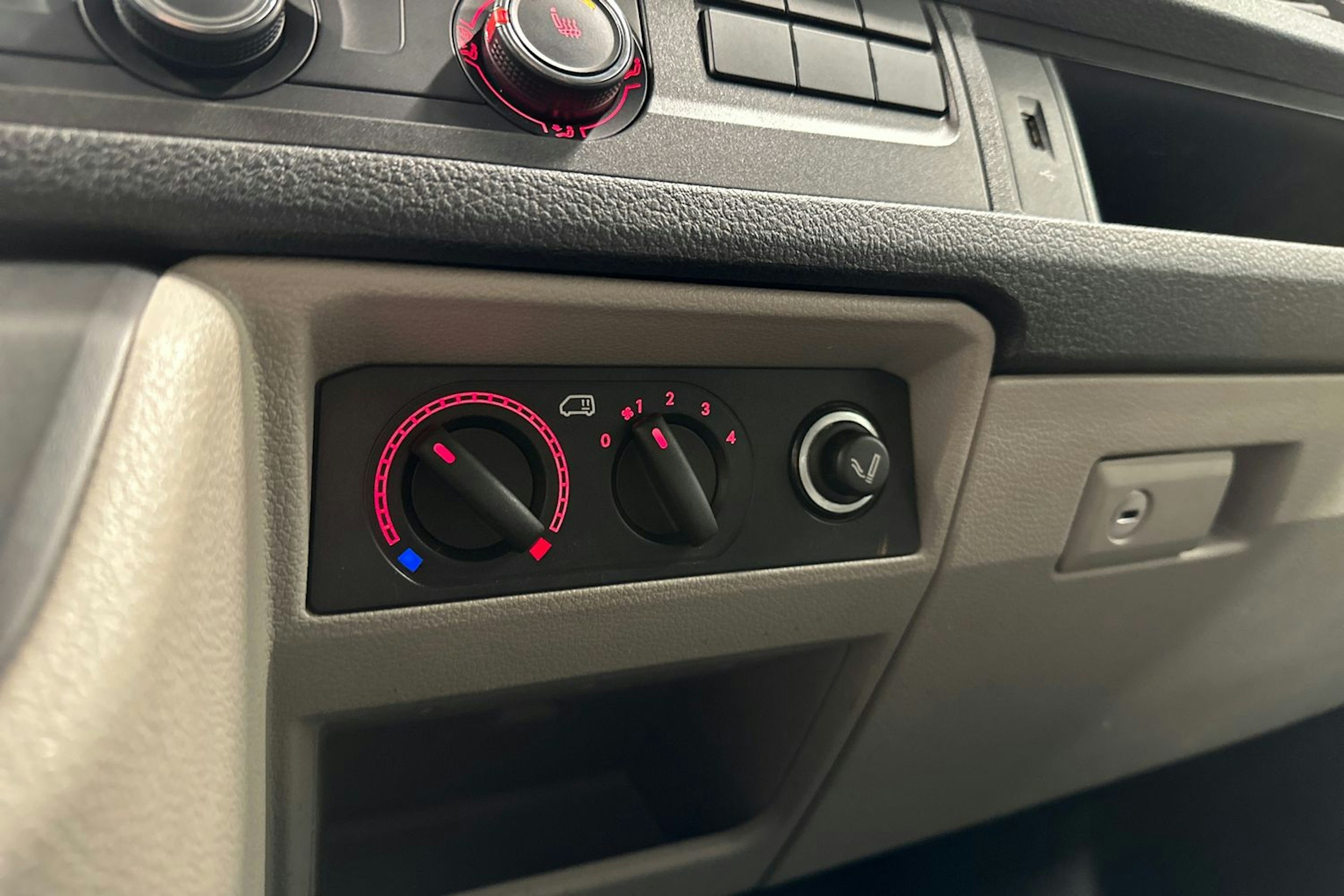 valkoinen Volkswagen Transporter 2018 kuva 15.
