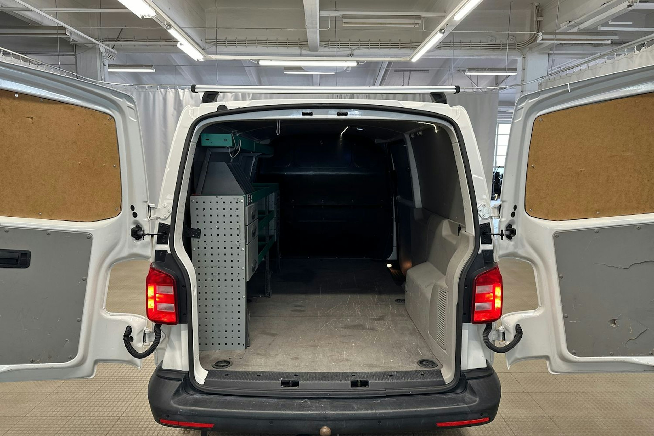 valkoinen Volkswagen Transporter 2018 kuva 17.
