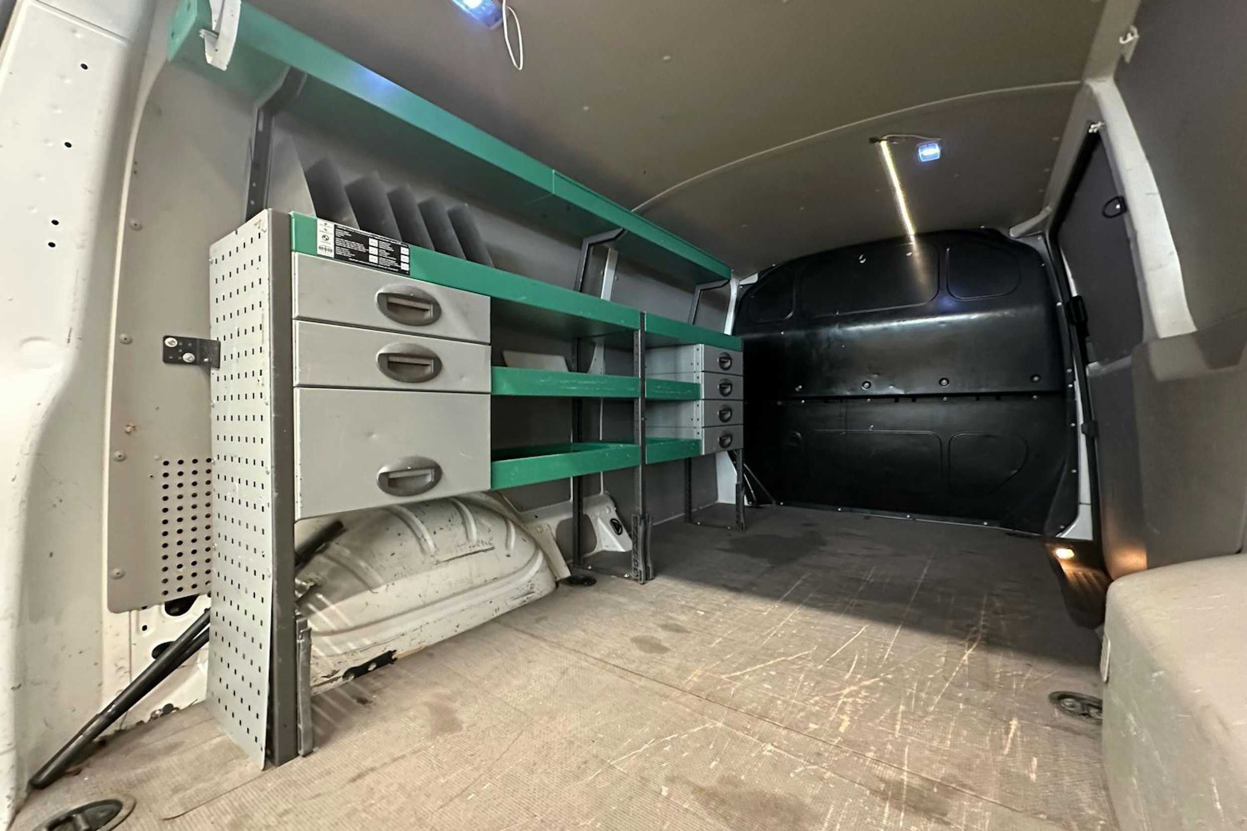 valkoinen Volkswagen Transporter 2018 kuva 18.