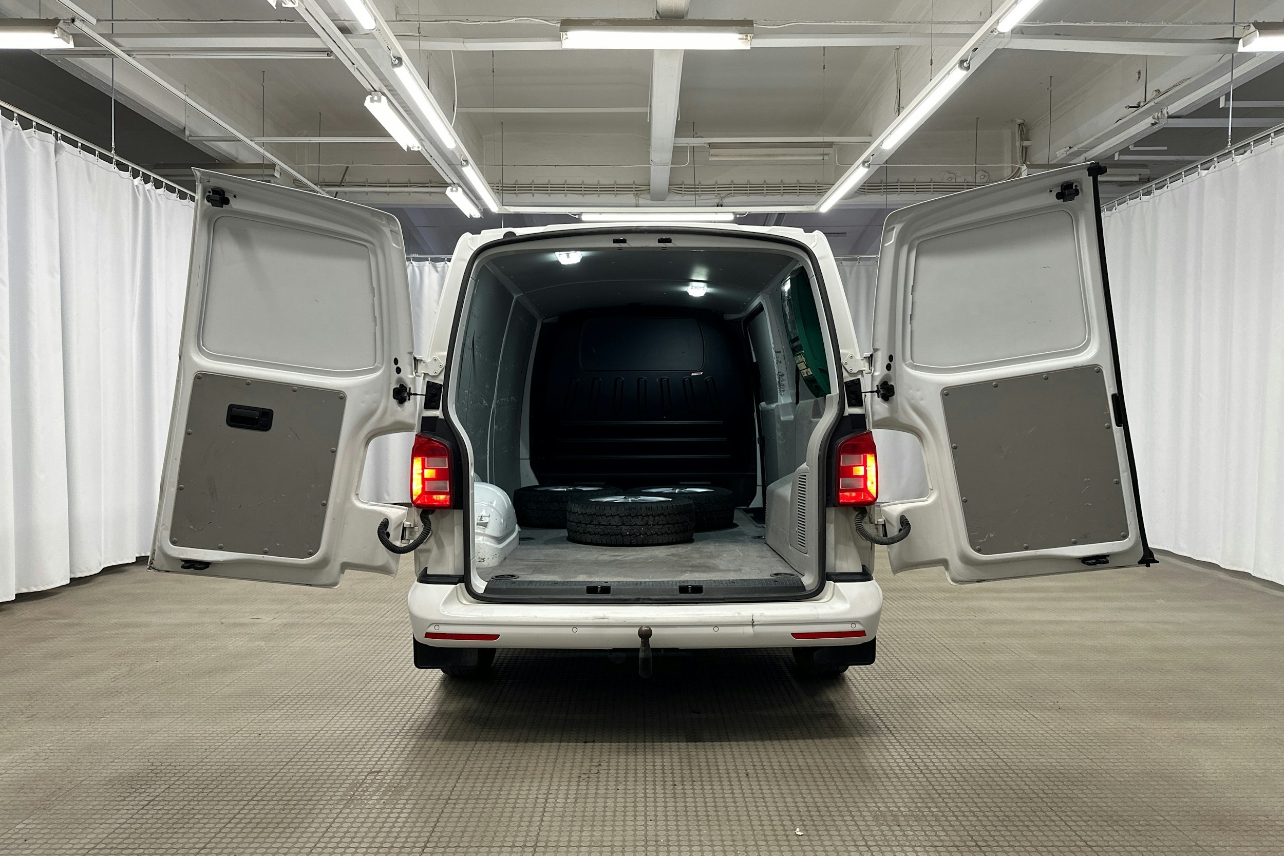 valkoinen Volkswagen Transporter 2018 kuva 11.