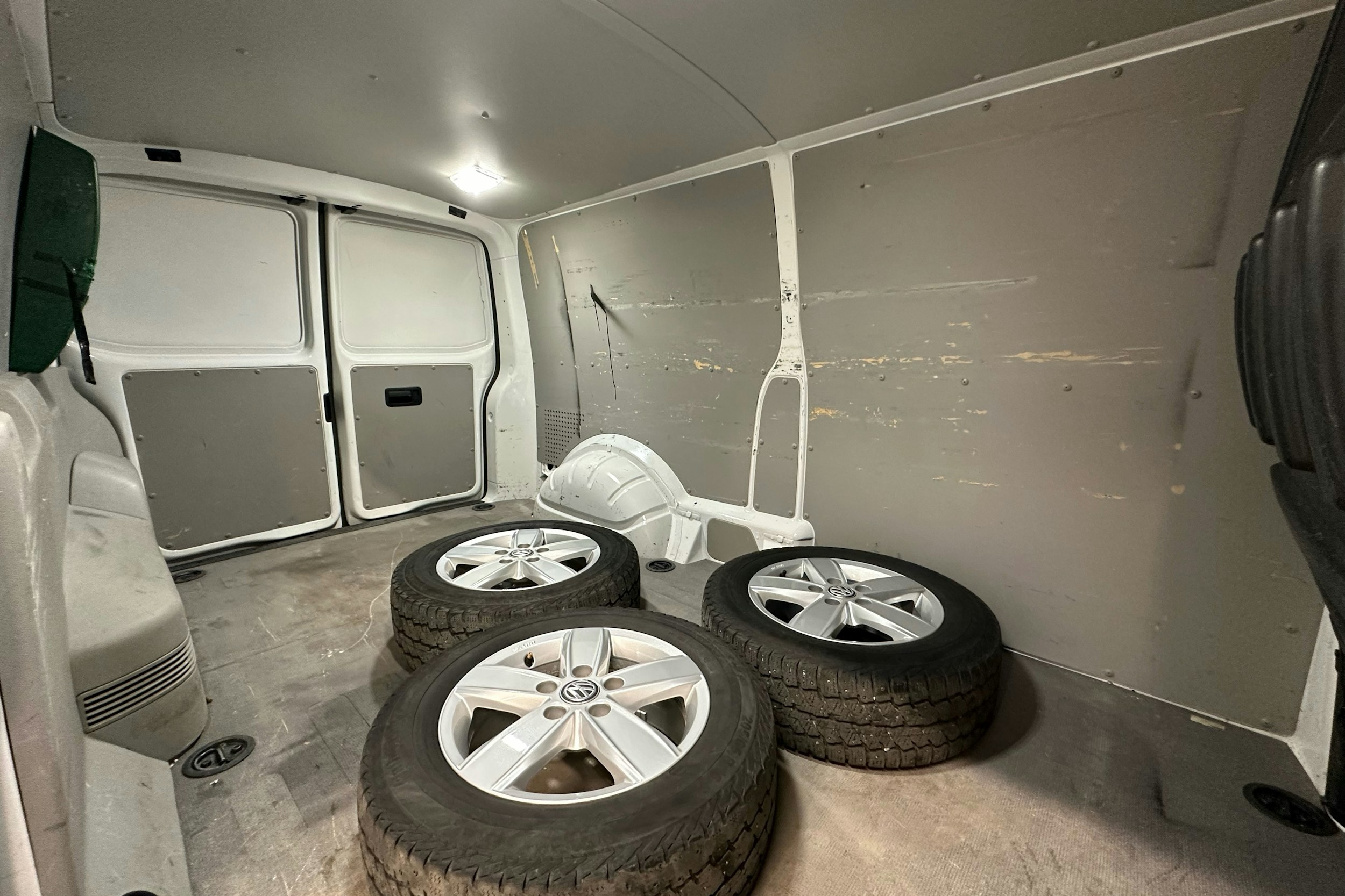 valkoinen Volkswagen Transporter 2018 kuva 12.