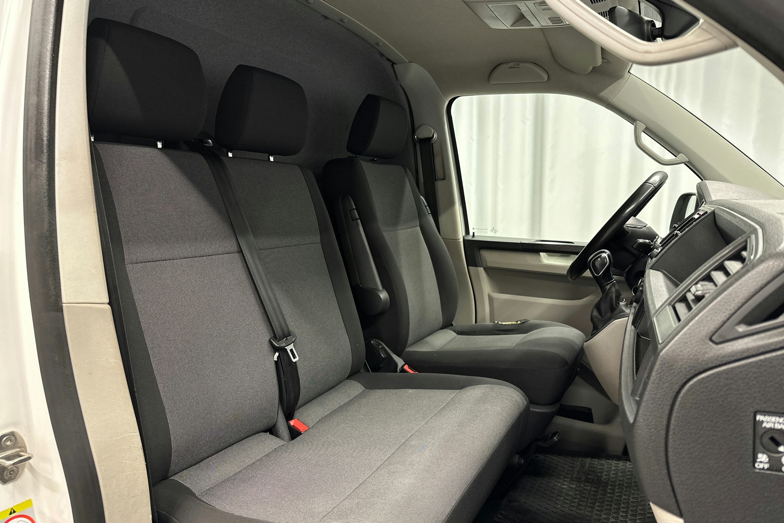 valkoinen Volkswagen Transporter 2018 kuva 13.