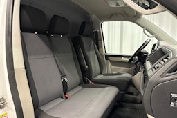 valkoinen Volkswagen Transporter 2018 kuva 13.