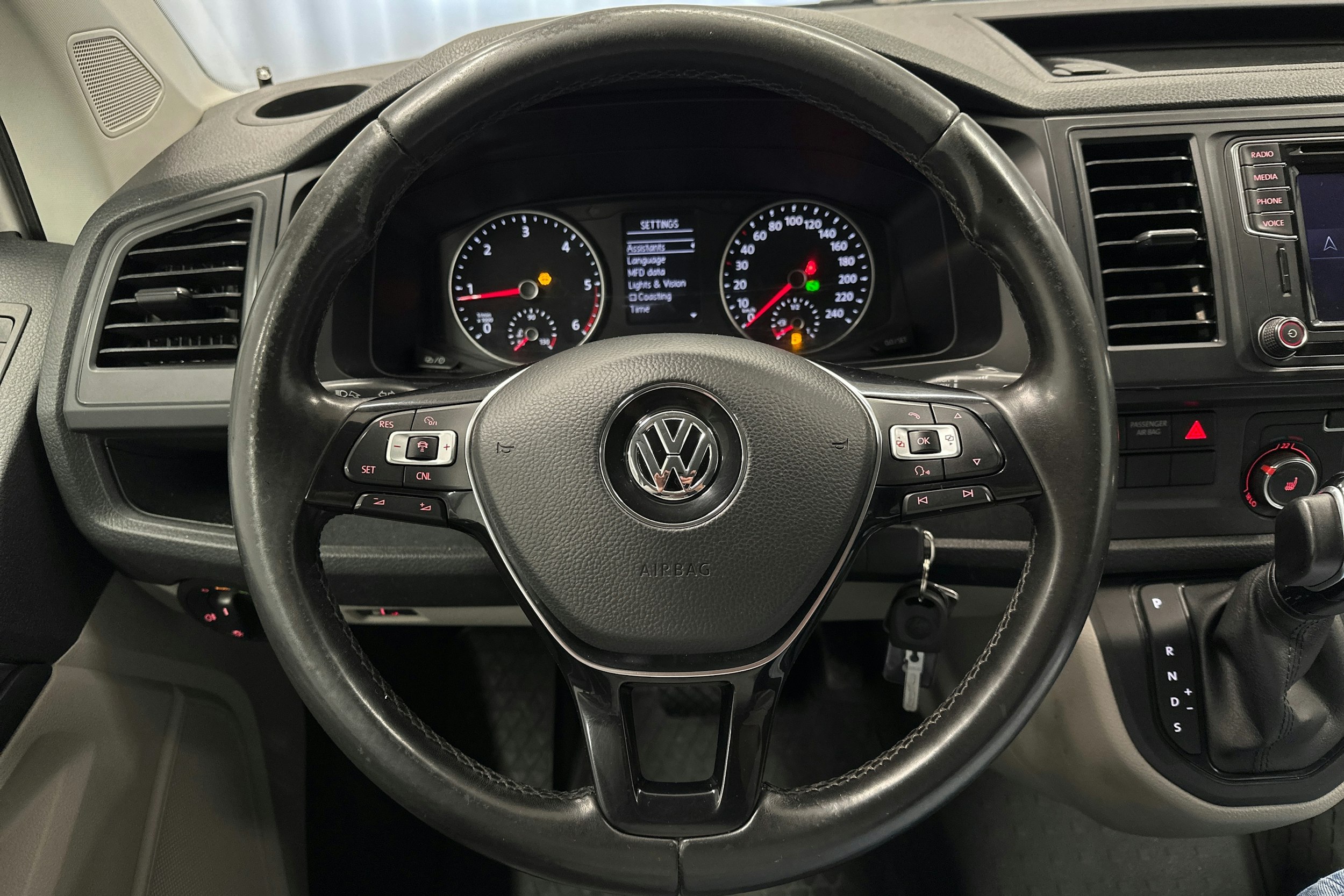 valkoinen Volkswagen Transporter 2018 kuva 14.