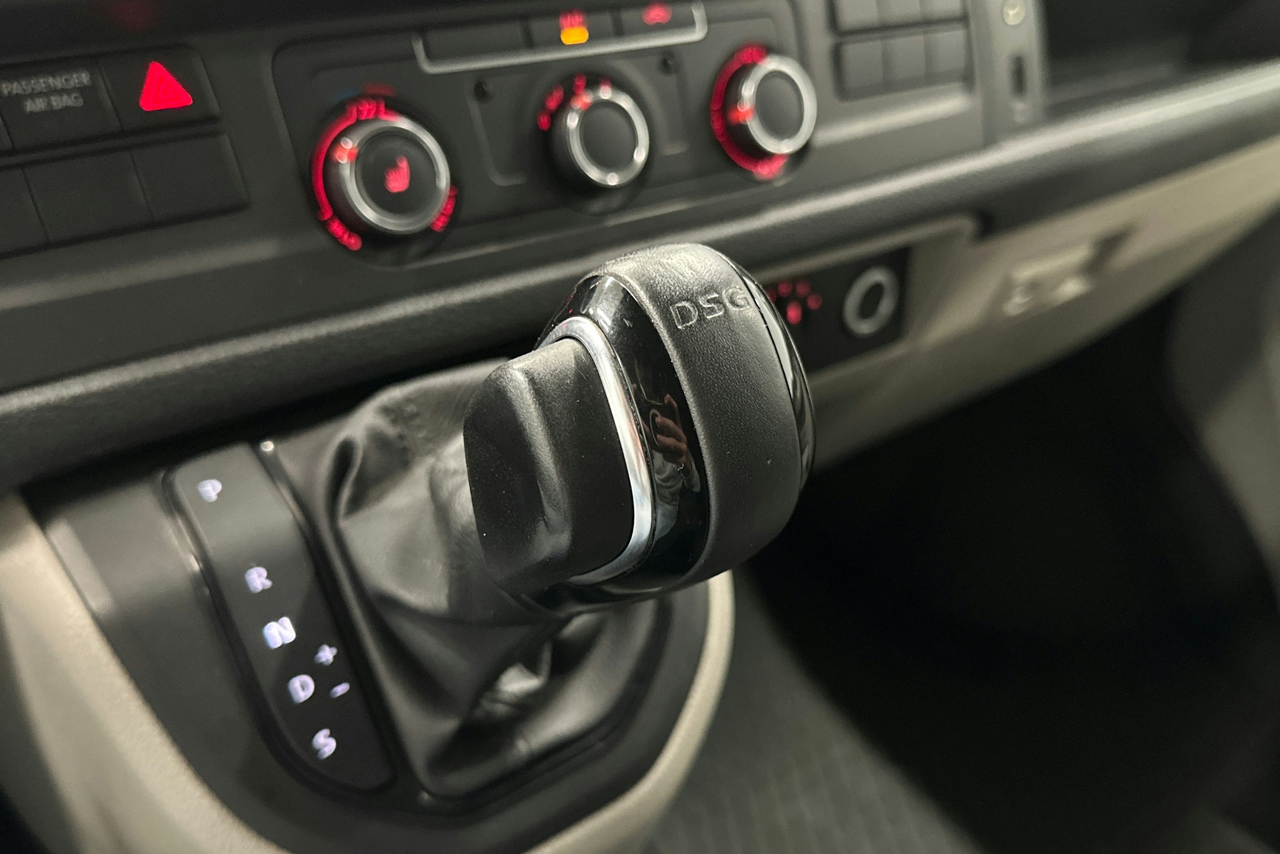 valkoinen Volkswagen Transporter 2018 kuva 22.