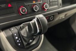 valkoinen Volkswagen Transporter 2018 kuva 22.