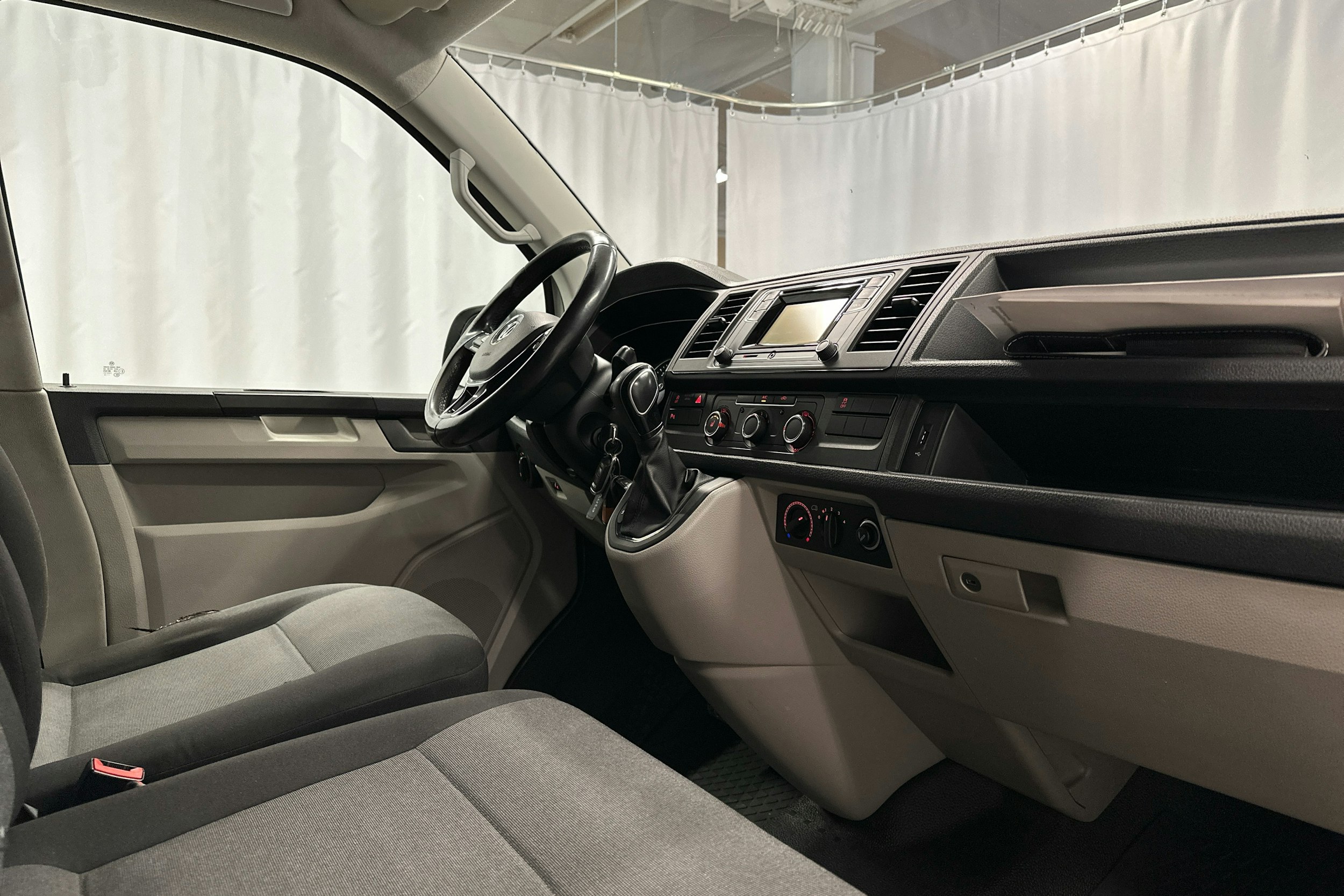 valkoinen Volkswagen Transporter 2018 kuva 6.