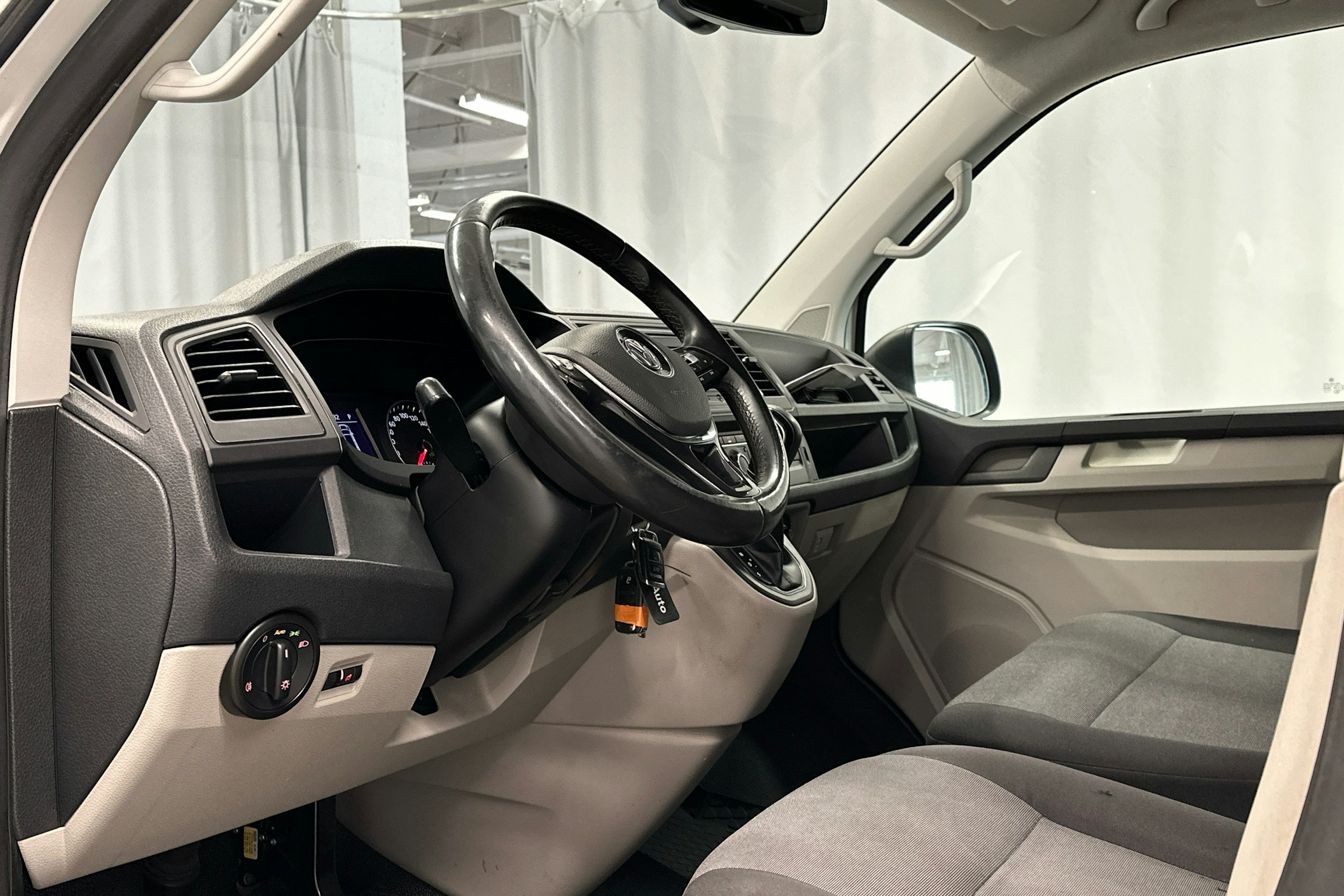 valkoinen Volkswagen Transporter 2018 kuva 9.