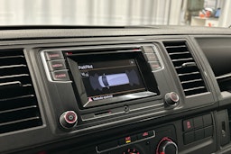 valkoinen Volkswagen Transporter 2018 kuva 11.