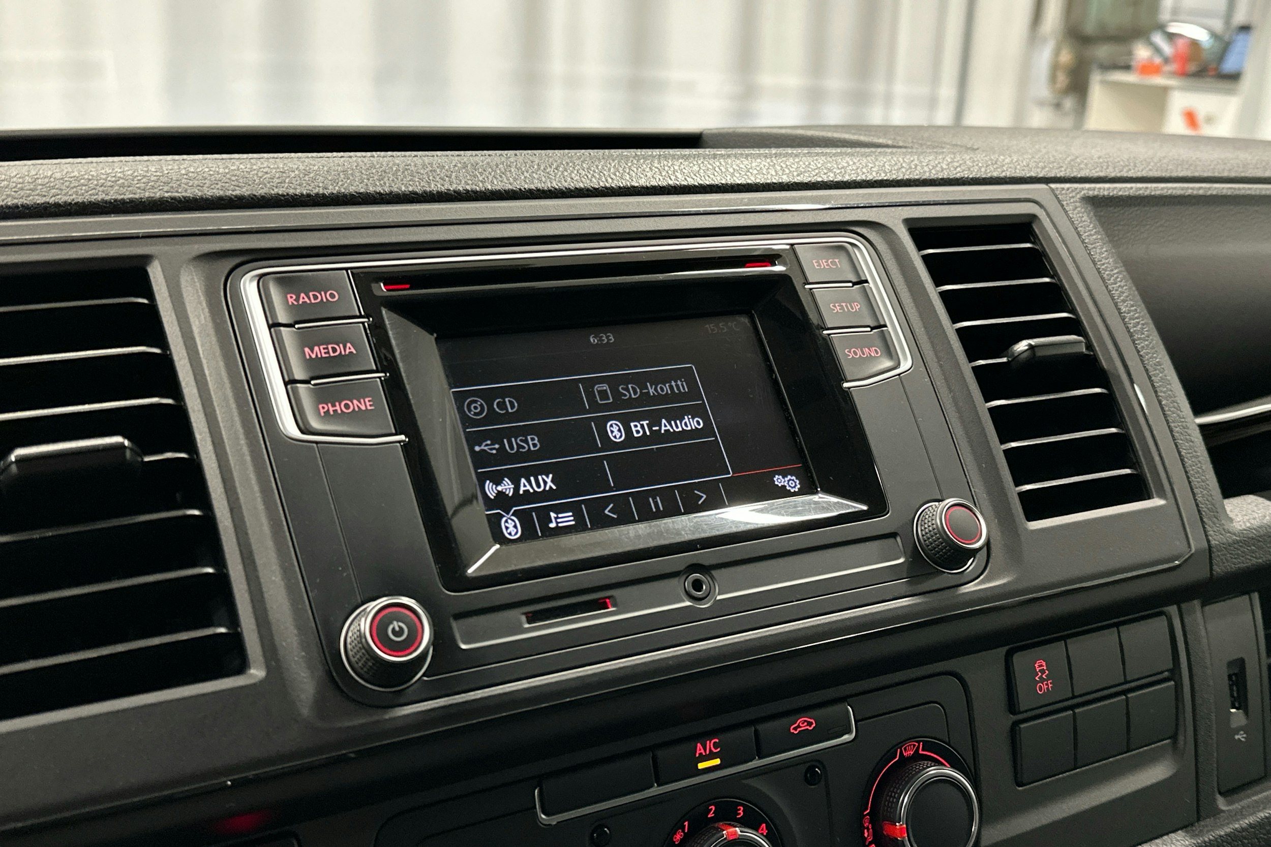 valkoinen Volkswagen Transporter 2018 kuva 12.