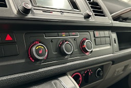 valkoinen Volkswagen Transporter 2018 kuva 13.