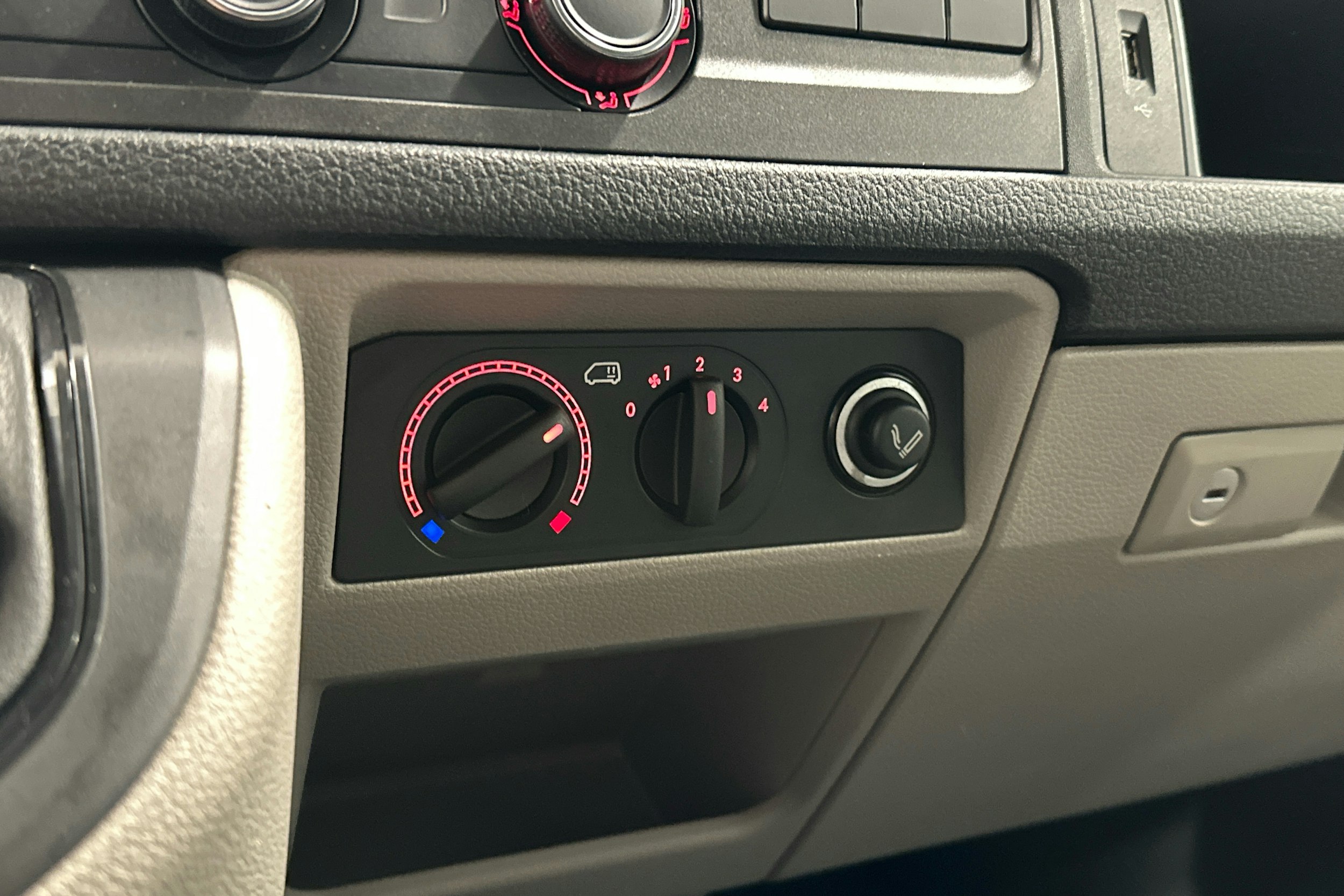valkoinen Volkswagen Transporter 2018 kuva 14.