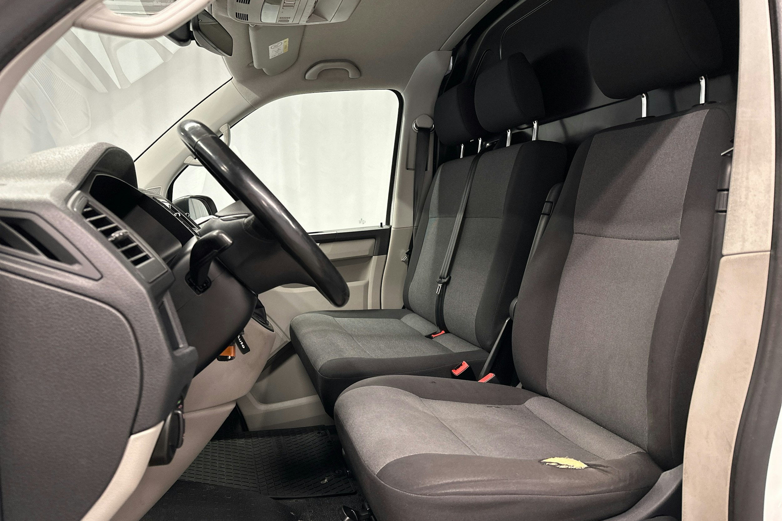 valkoinen Volkswagen Transporter 2018 kuva 16.