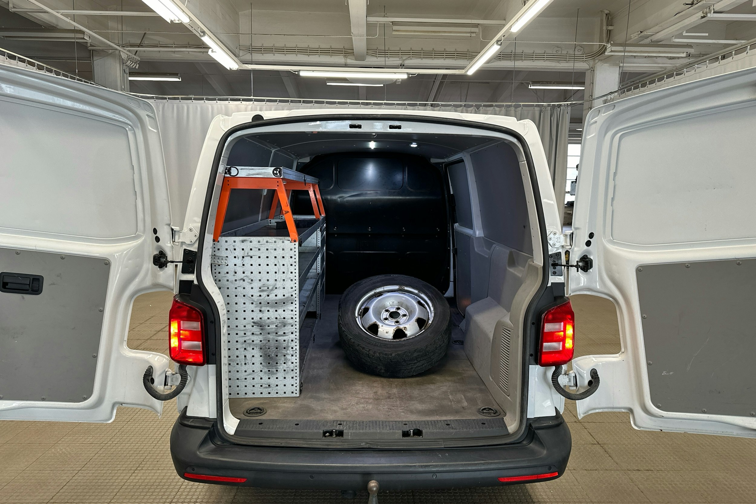 valkoinen Volkswagen Transporter 2018 kuva 17.