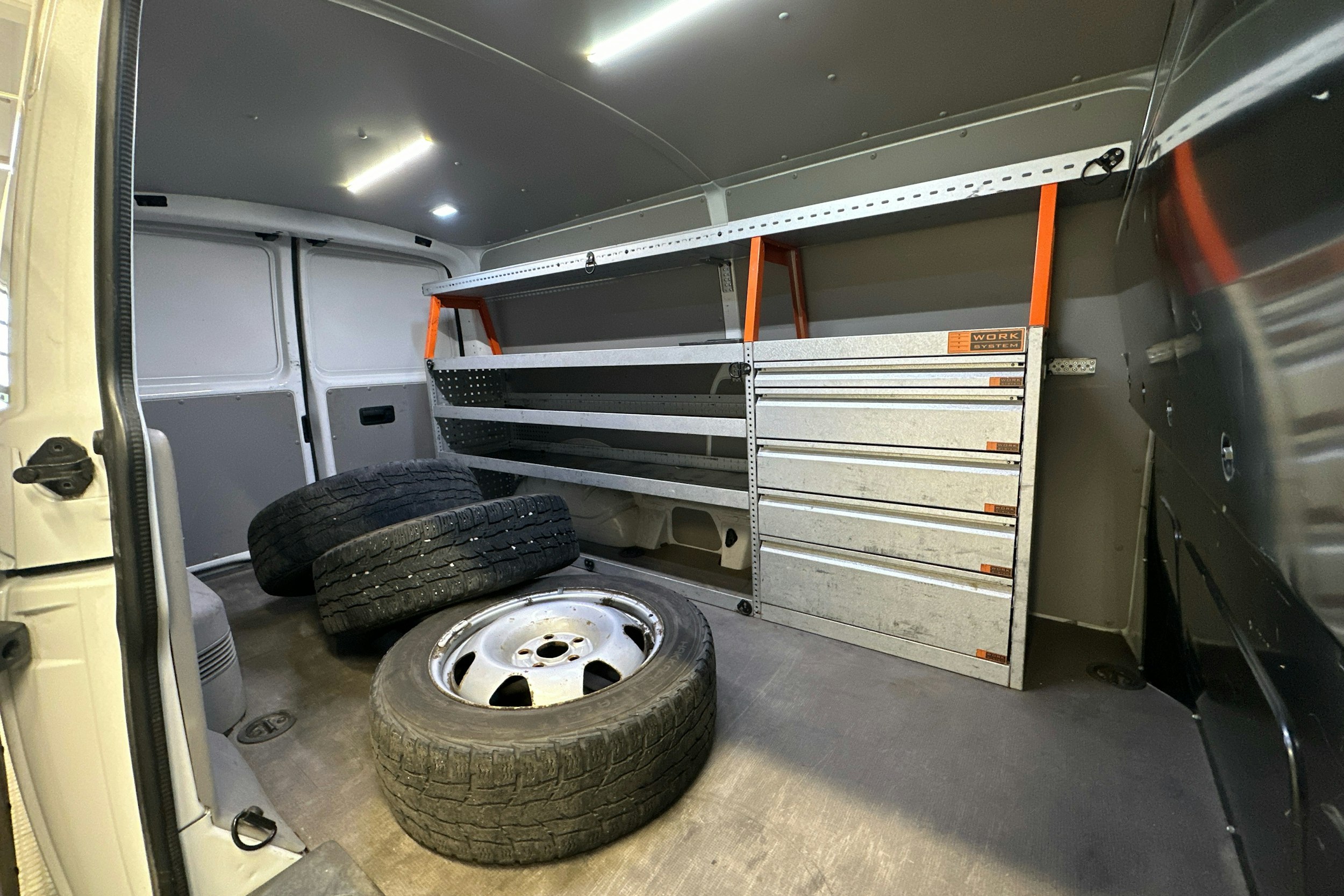 valkoinen Volkswagen Transporter 2018 kuva 18.