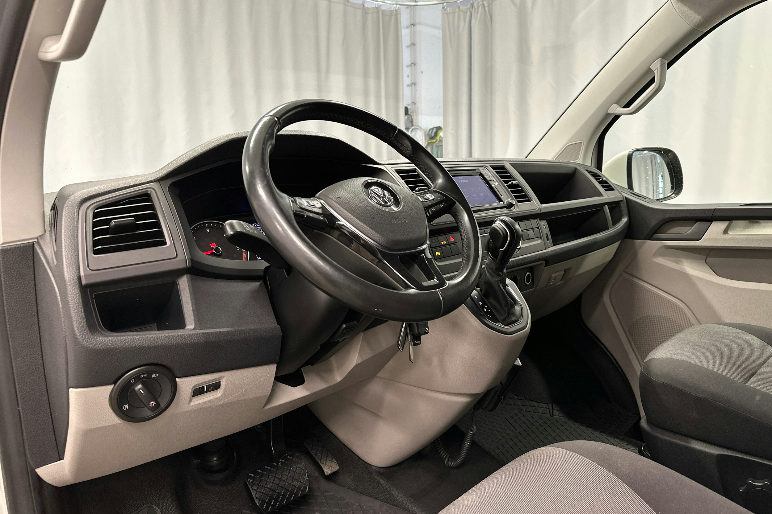 valkoinen Volkswagen Transporter 2018 kuva 6.