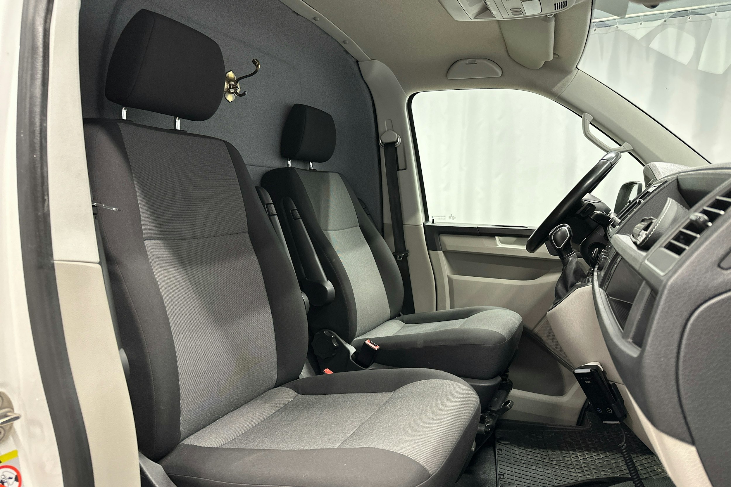 valkoinen Volkswagen Transporter 2018 kuva 7.