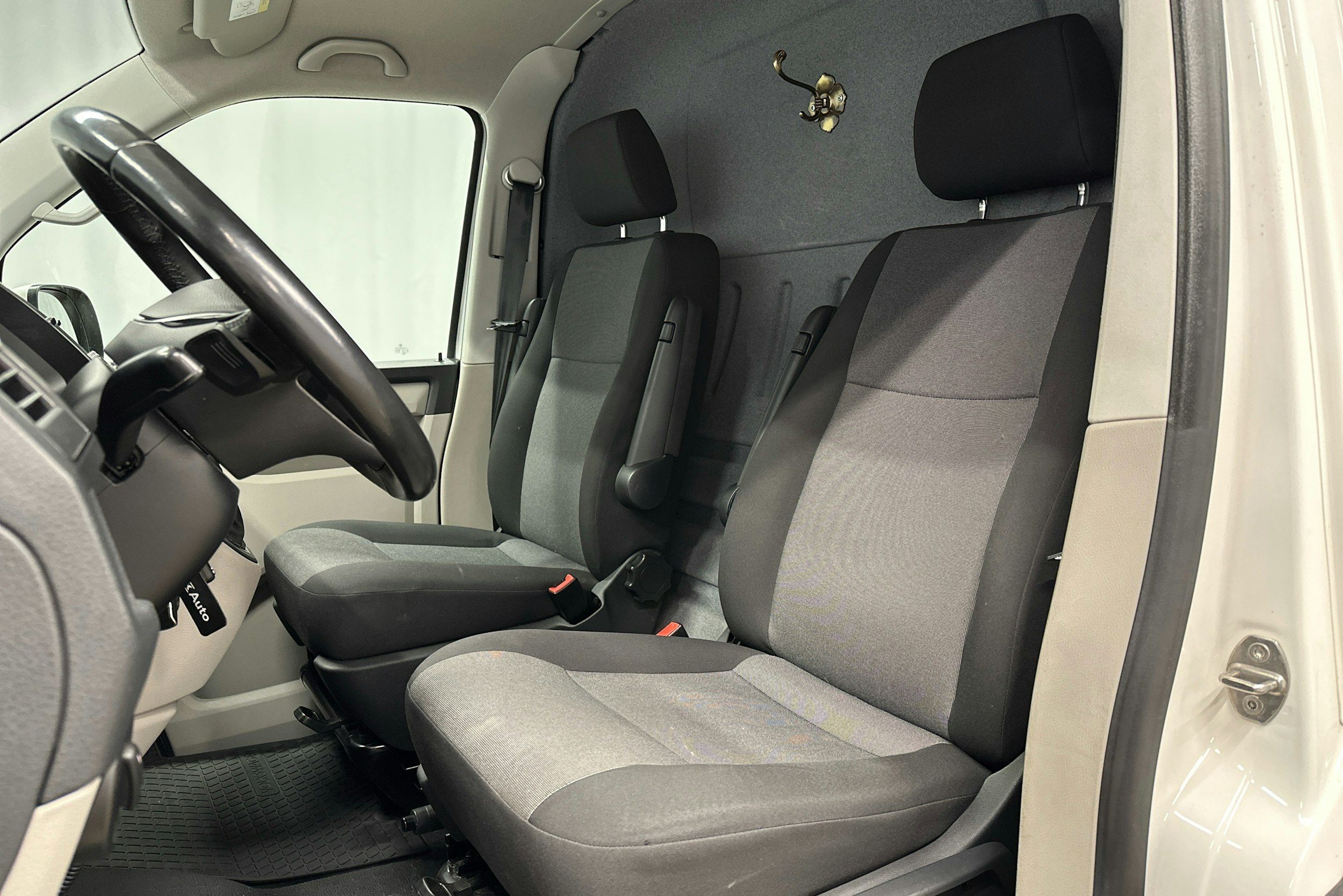valkoinen Volkswagen Transporter 2018 kuva 8.