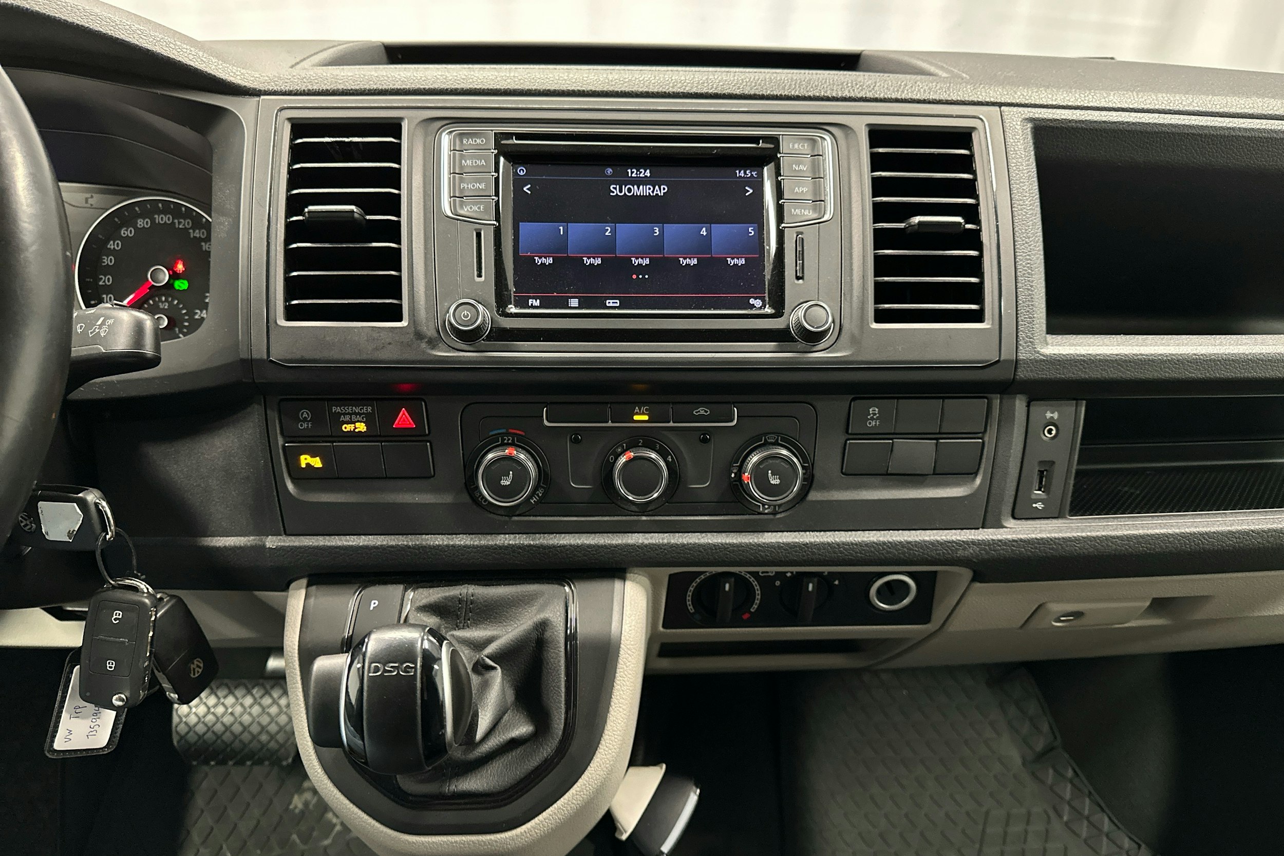 valkoinen Volkswagen Transporter 2018 kuva 15.