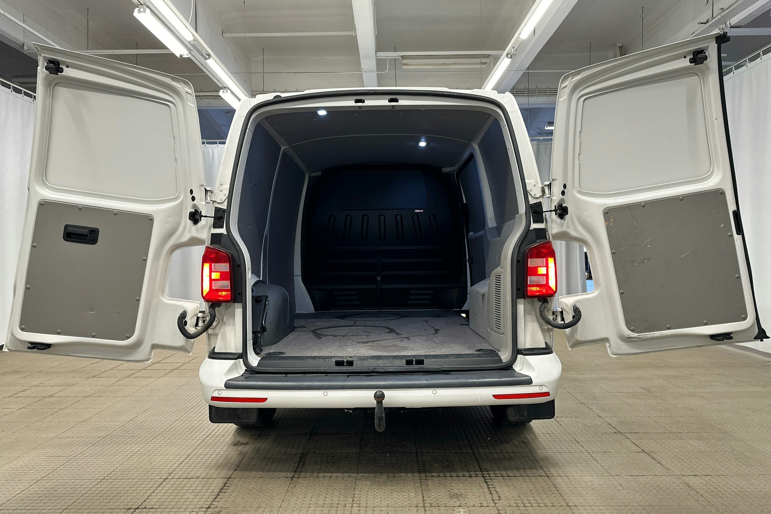 valkoinen Volkswagen Transporter 2018 kuva 16.