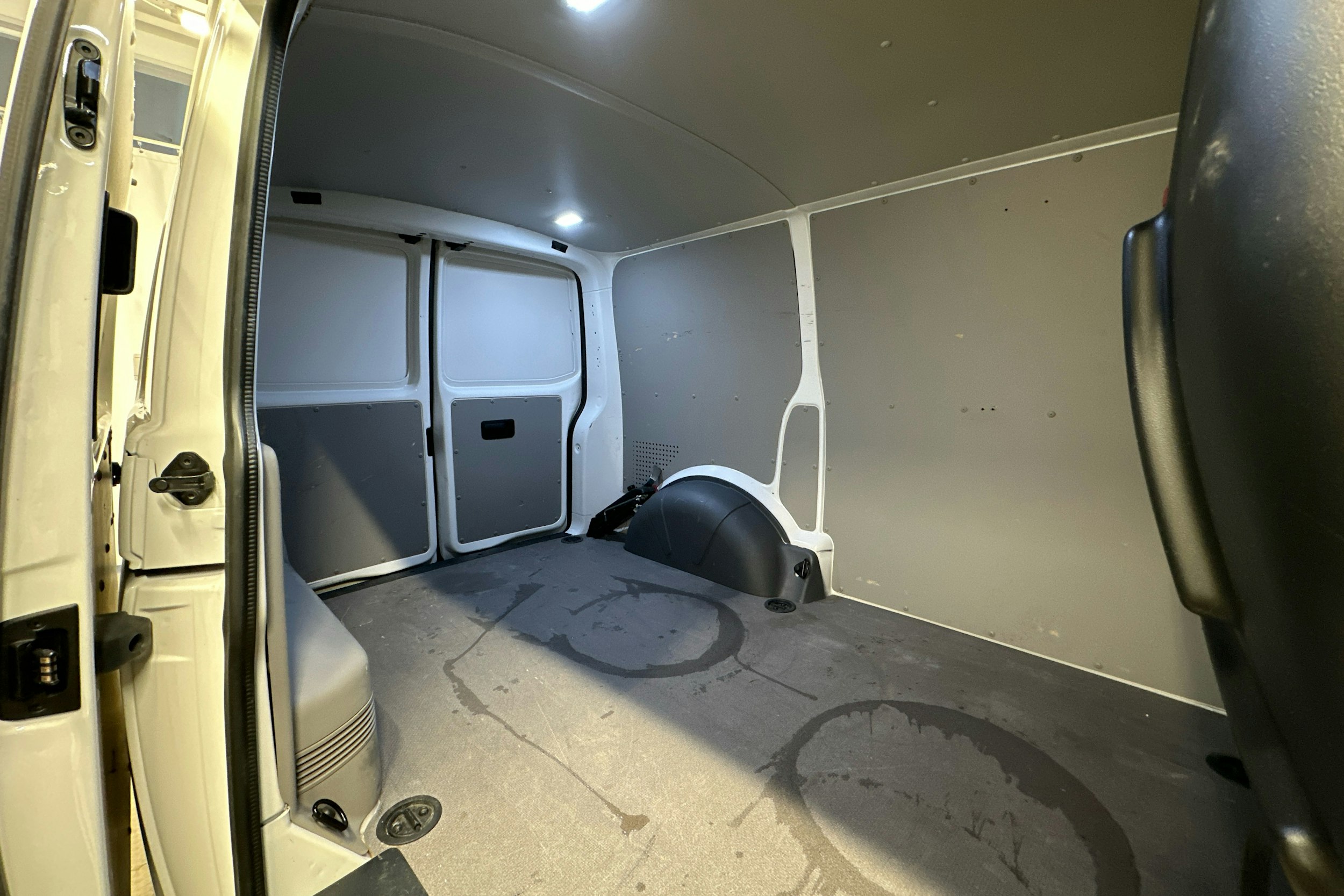 valkoinen Volkswagen Transporter 2018 kuva 17.