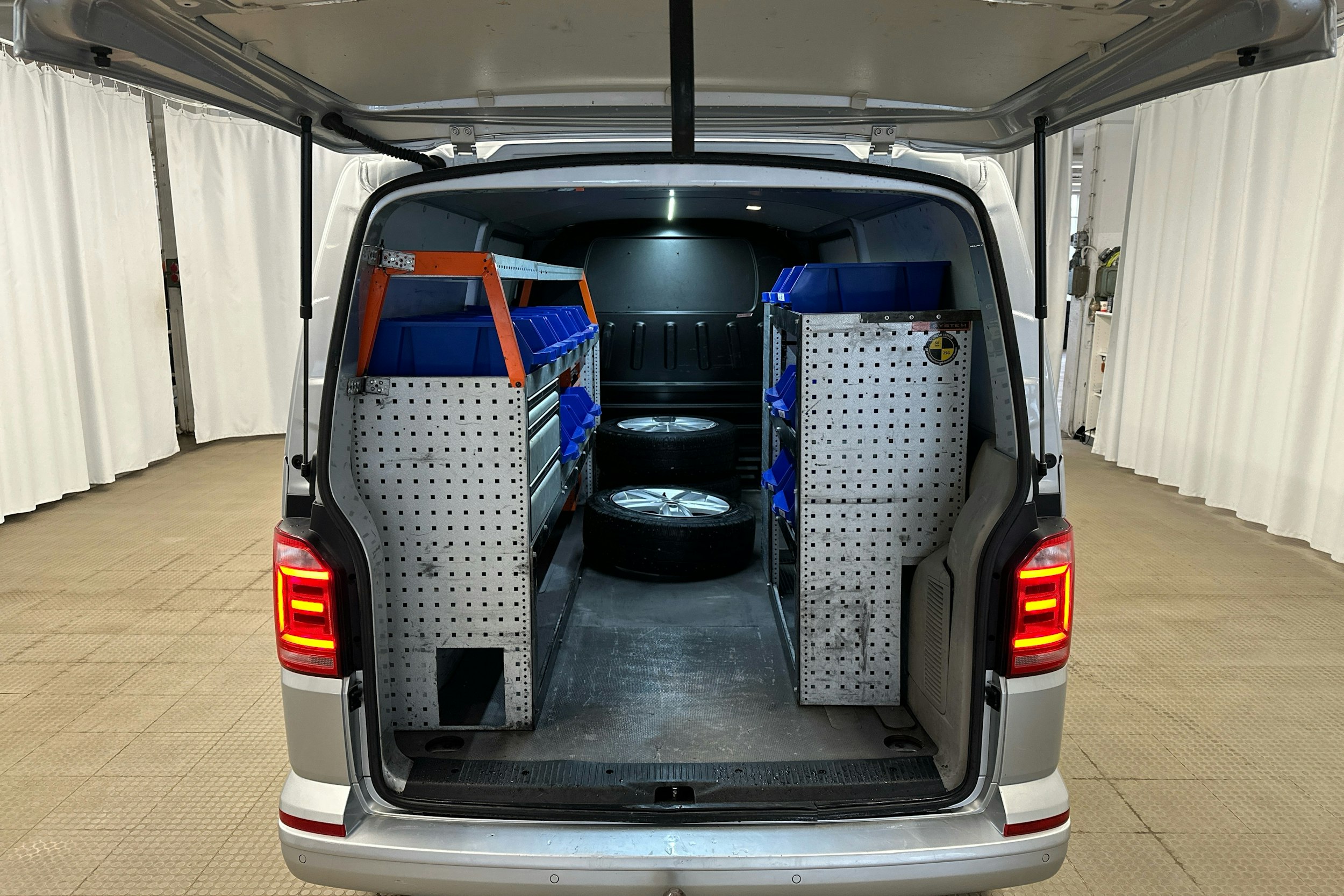 hopea Volkswagen Transporter 2018 kuva 19.