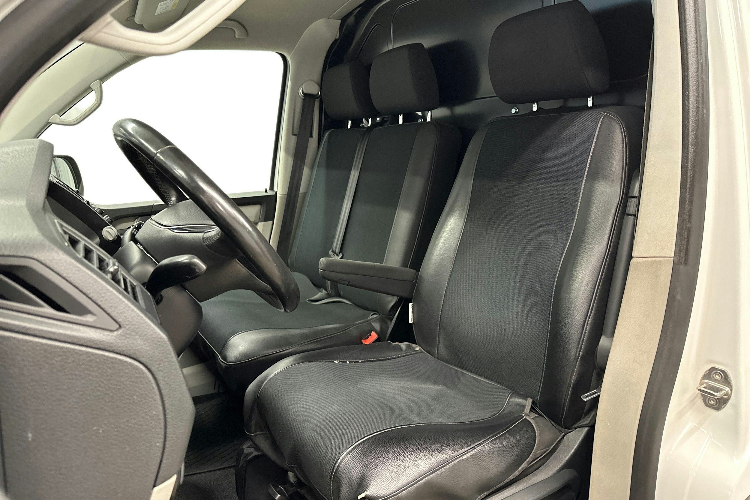 valkoinen Volkswagen Transporter 2018 kuva 8.
