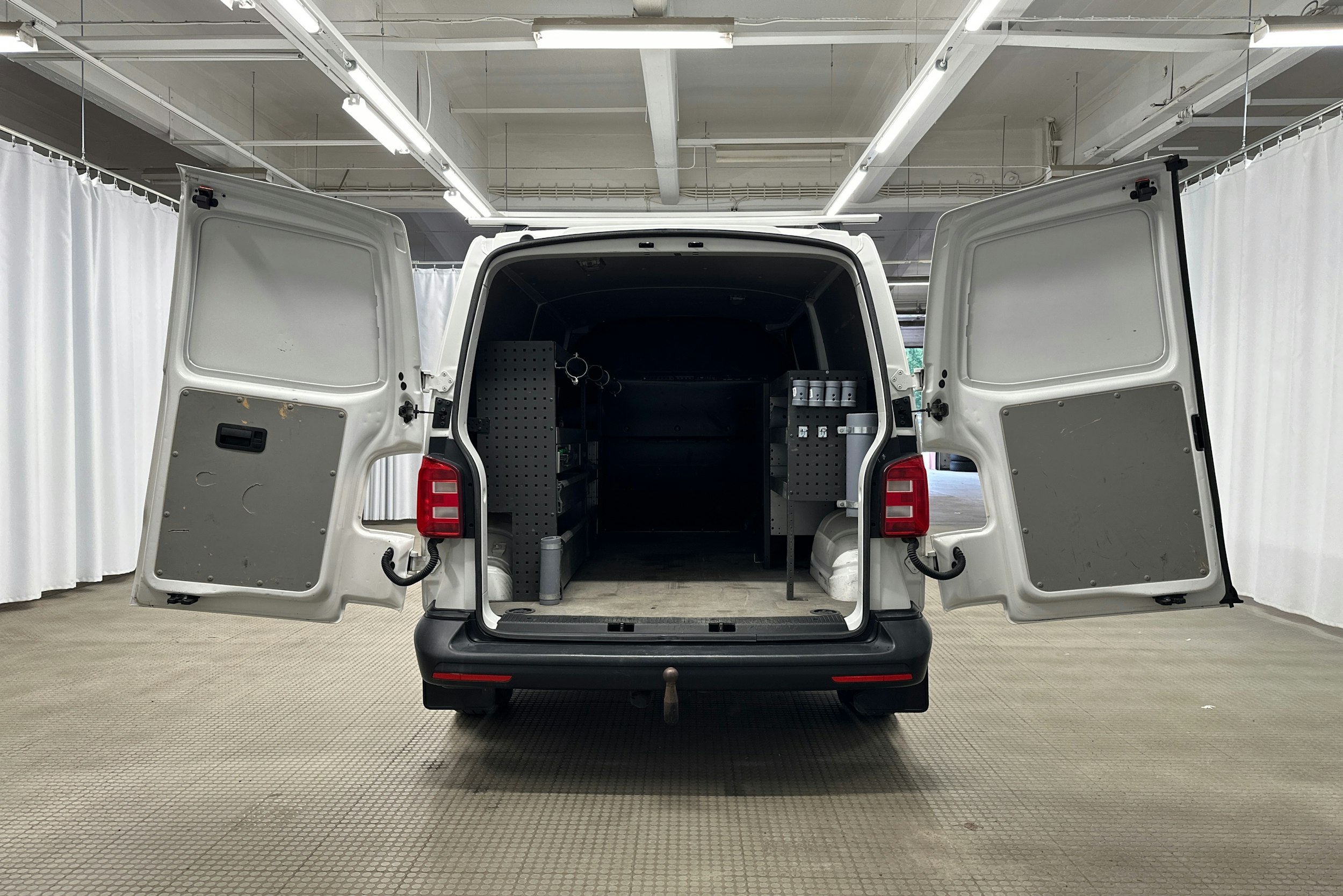 valkoinen Volkswagen Transporter 2018 kuva 11.