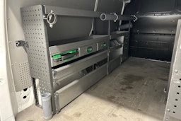 valkoinen Volkswagen Transporter 2018 kuva 12.