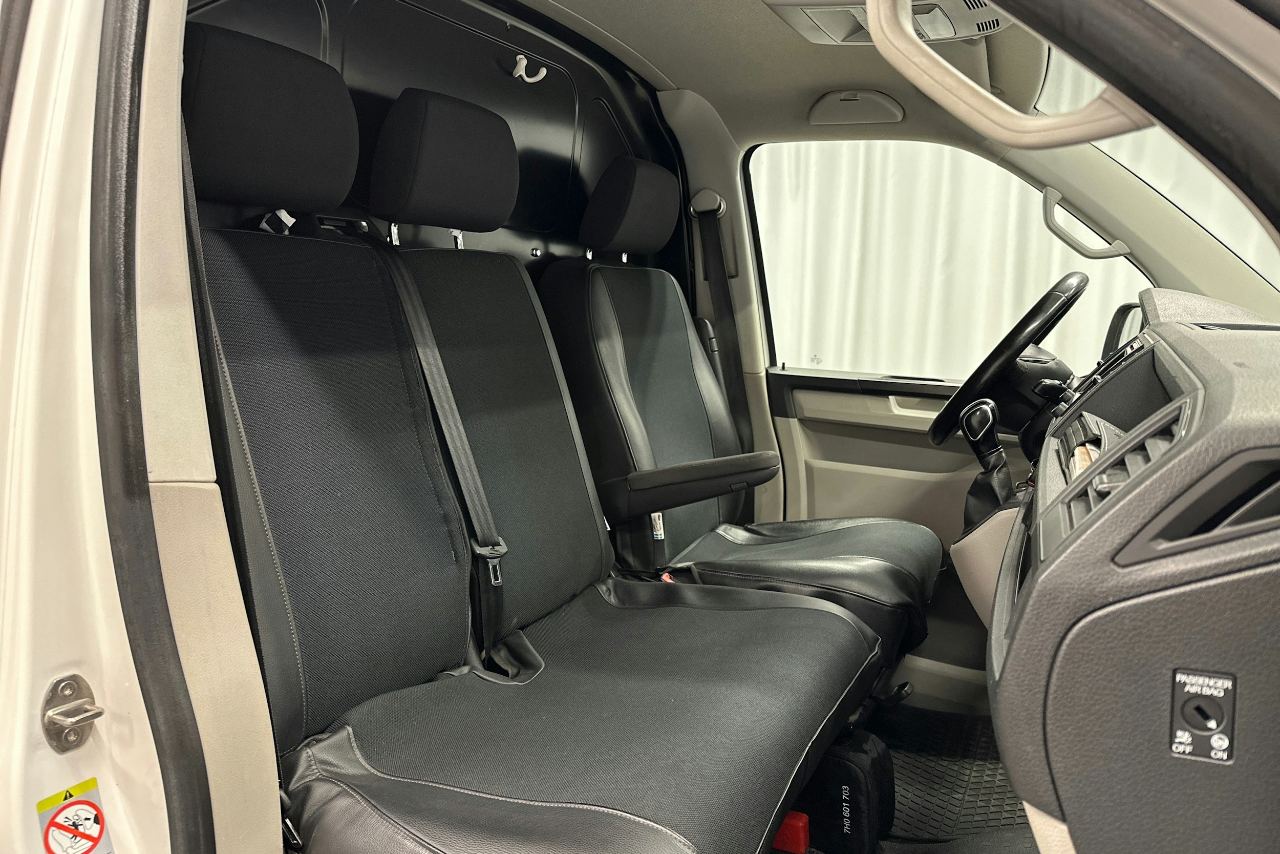 valkoinen Volkswagen Transporter 2018 kuva 15.