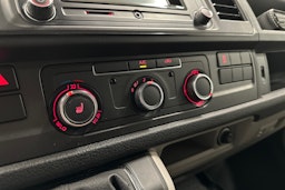 valkoinen Volkswagen Transporter 2018 kuva 23.