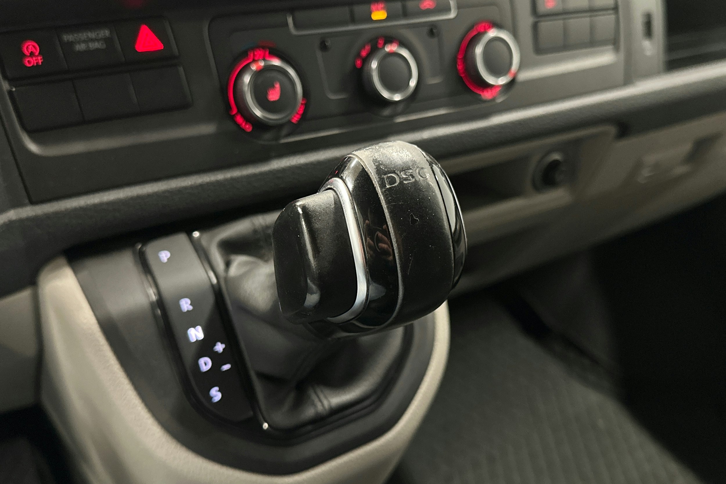 valkoinen Volkswagen Transporter 2018 kuva 24.