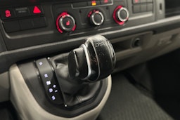 valkoinen Volkswagen Transporter 2018 kuva 24.